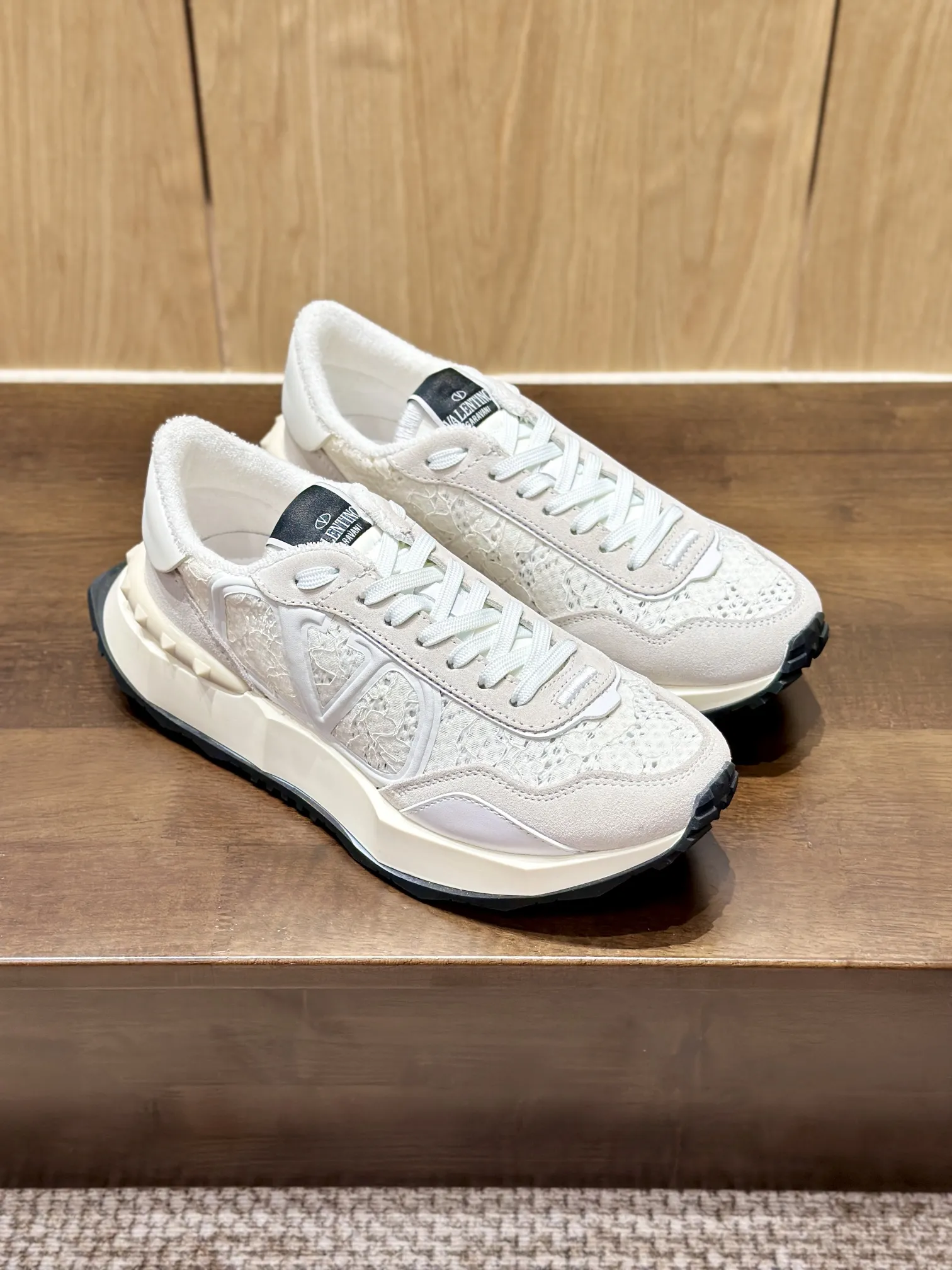 VALENTINO 2024早春新作 ホワイト レーススニーカー - 画像 (8)