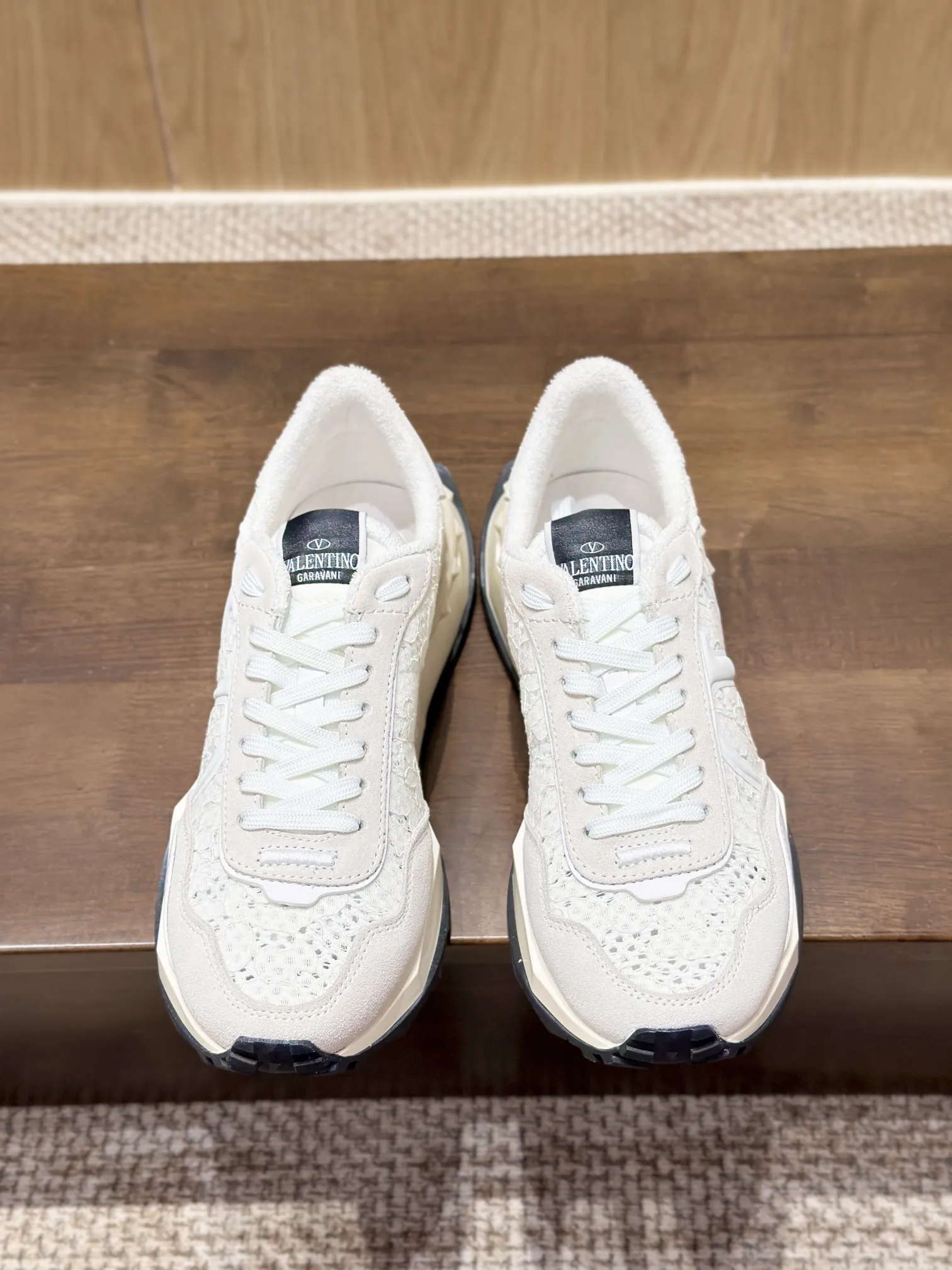 VALENTINO 2024早春新作 ホワイト レーススニーカー - 画像 (9)