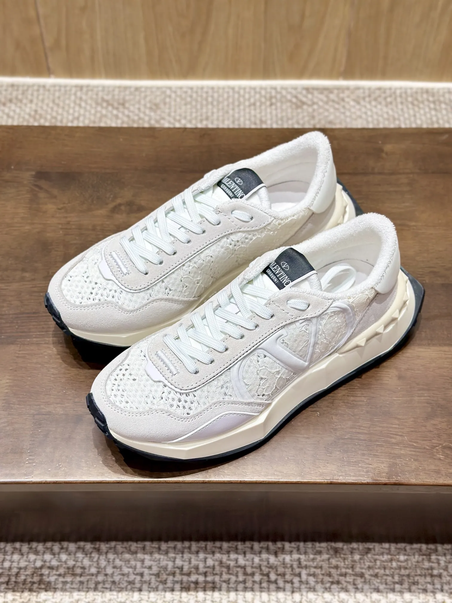 VALENTINO 2024早春新作 ホワイト レーススニーカー - 画像 (10)