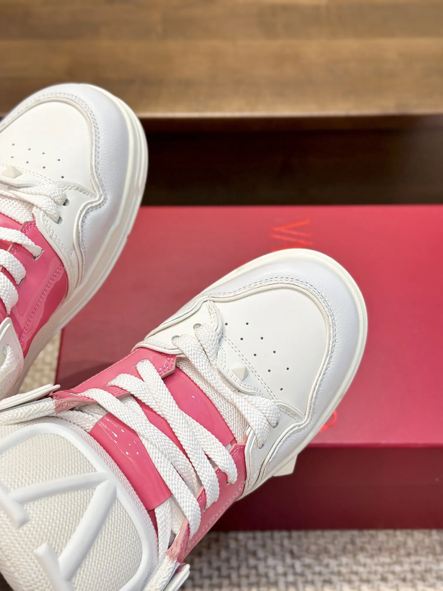 VALENTINO ピンクと白 OPEN SKATE スニーカー - 画像 (5)