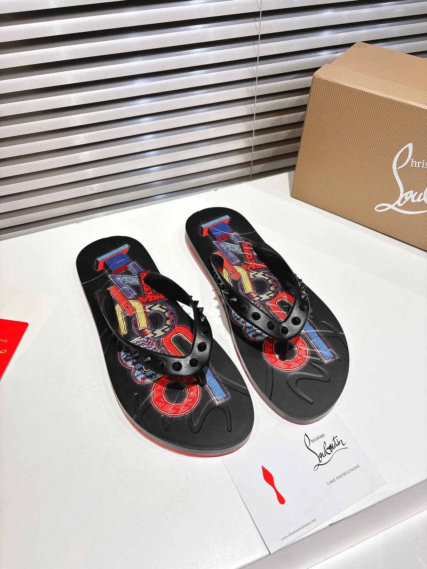 Christian Louboutin黒ビーチサンダルデザイン