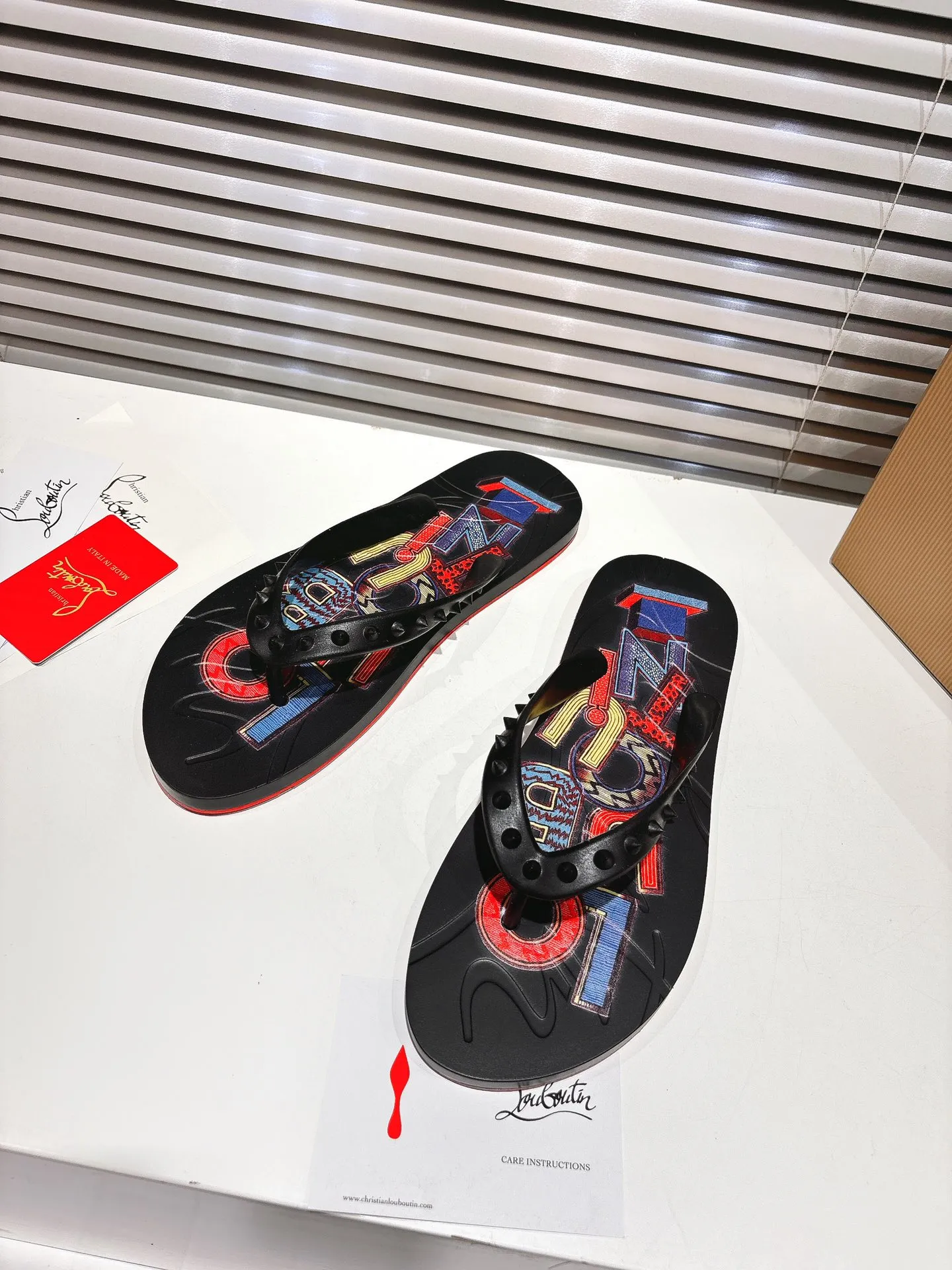 Christian Louboutin黒ビーチサンダルデザイン - 画像 (3)