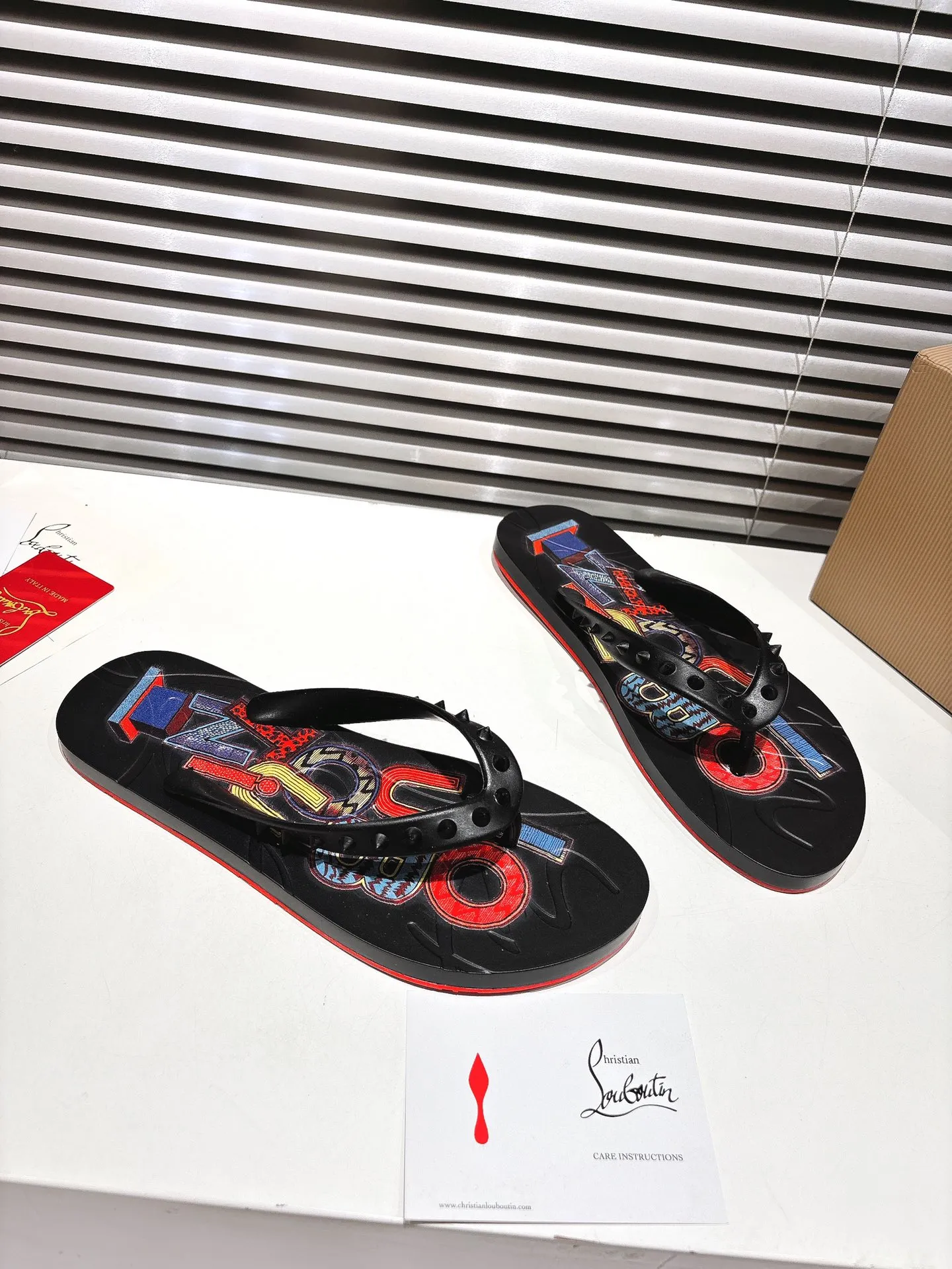 Christian Louboutin黒ビーチサンダルデザイン - 画像 (5)