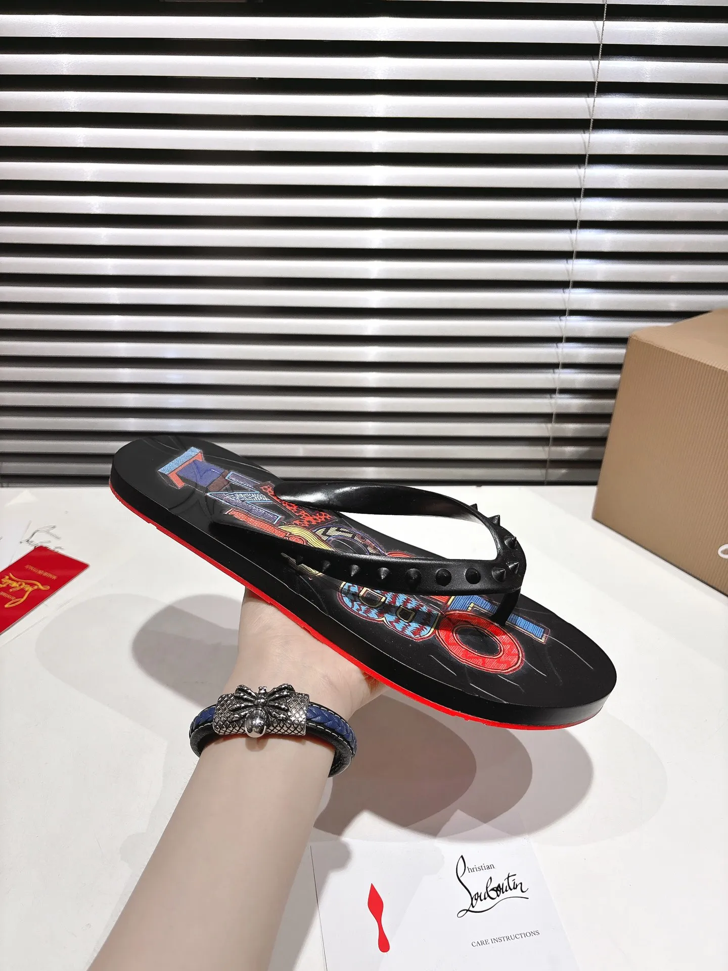 Christian Louboutin黒ビーチサンダルデザイン - 画像 (6)