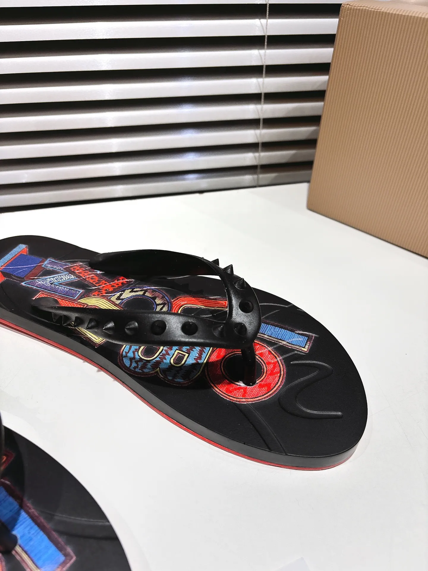 Christian Louboutin黒ビーチサンダルデザイン - 画像 (7)