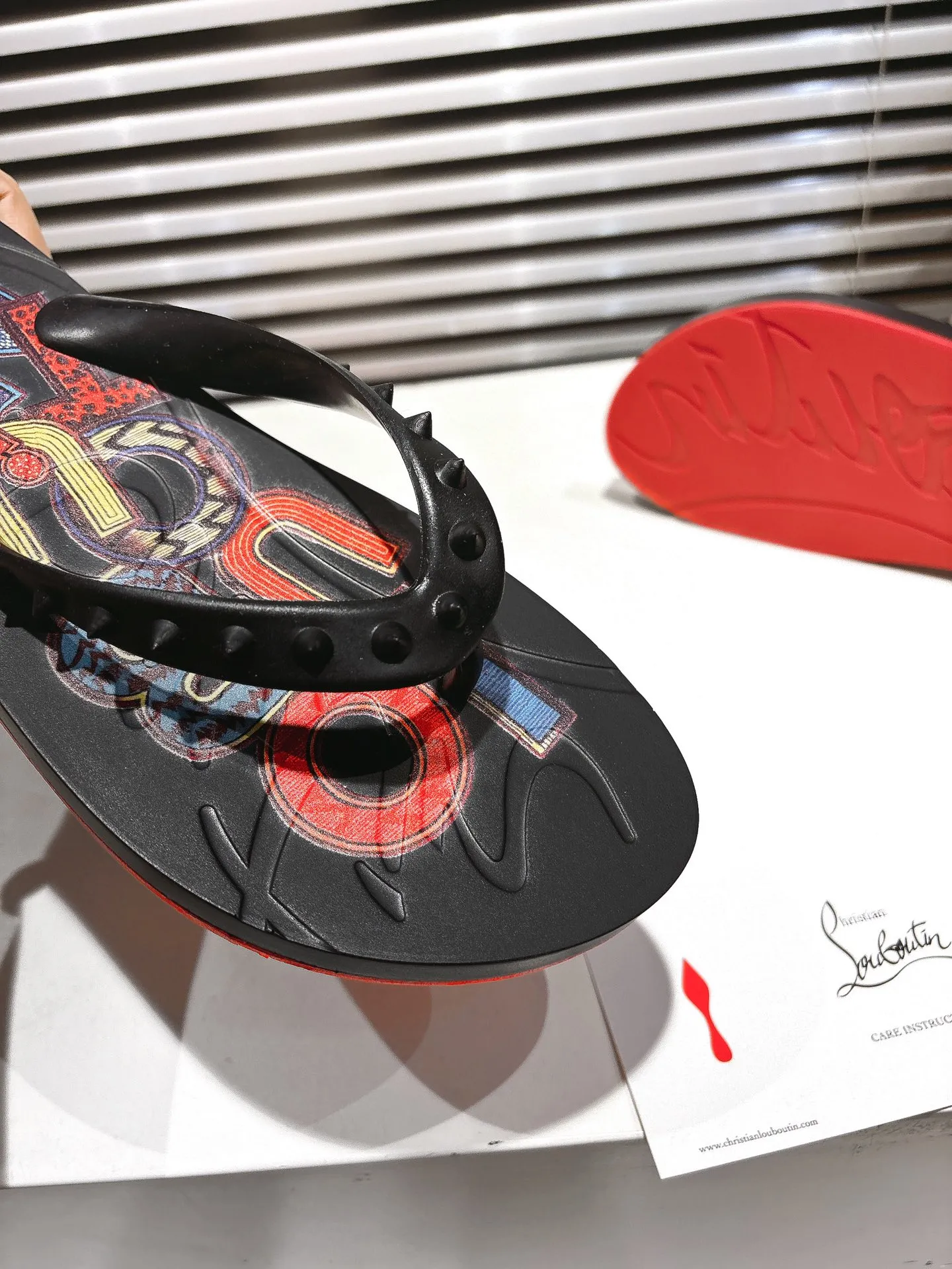 Christian Louboutin黒ビーチサンダルデザイン - 画像 (8)