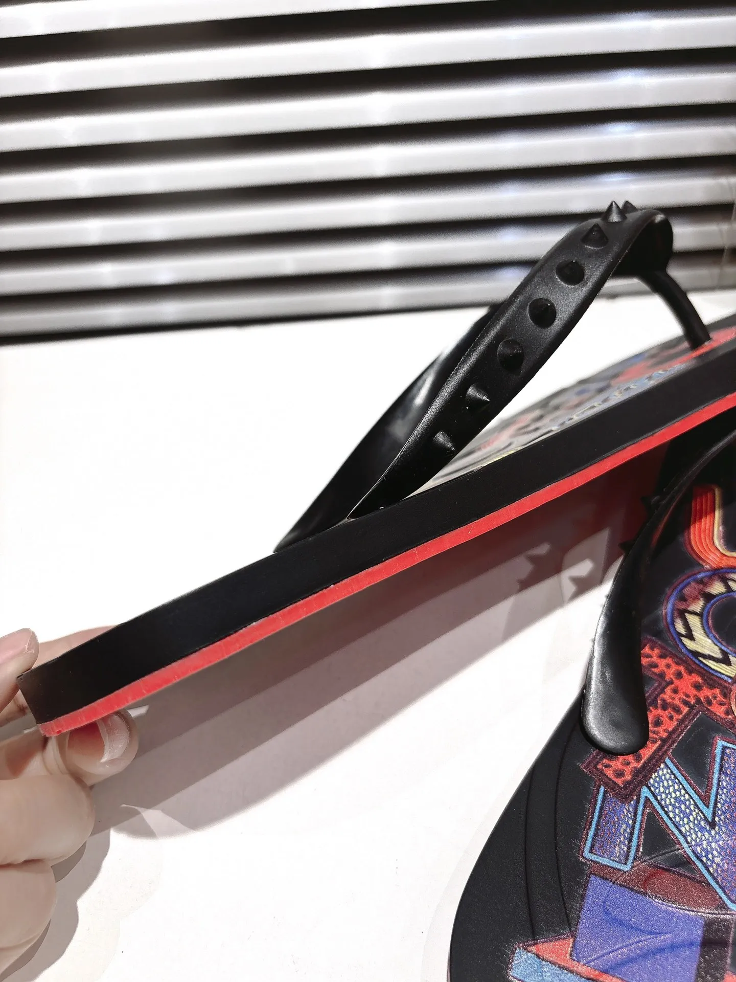 Christian Louboutin黒ビーチサンダルデザイン - 画像 (9)