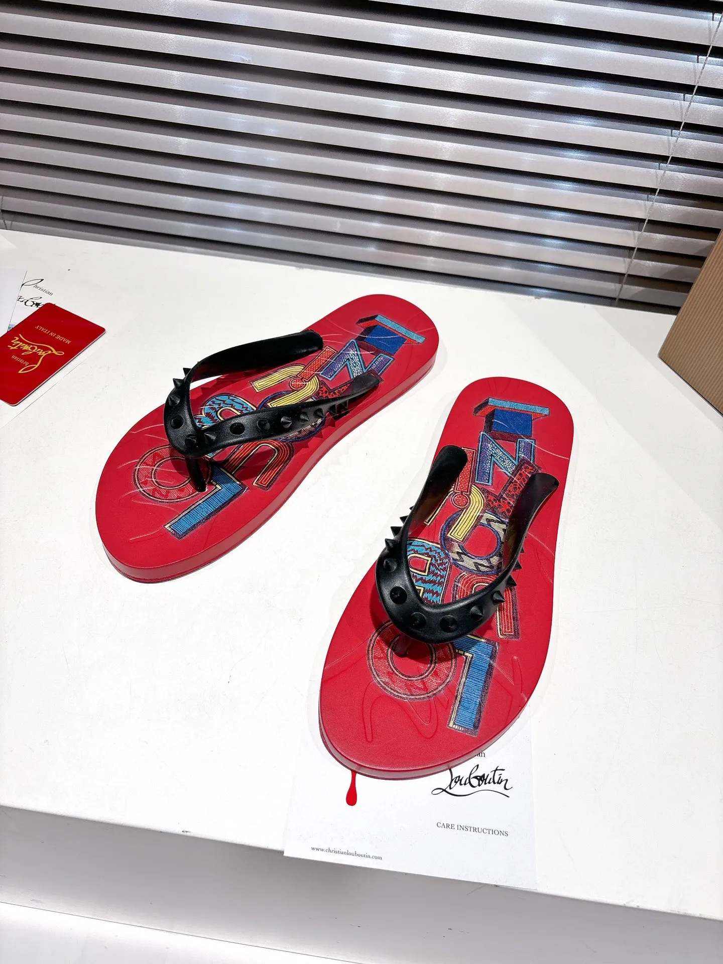 Christian Louboutin レッドプリントビーチサンダル - 画像 (3)
