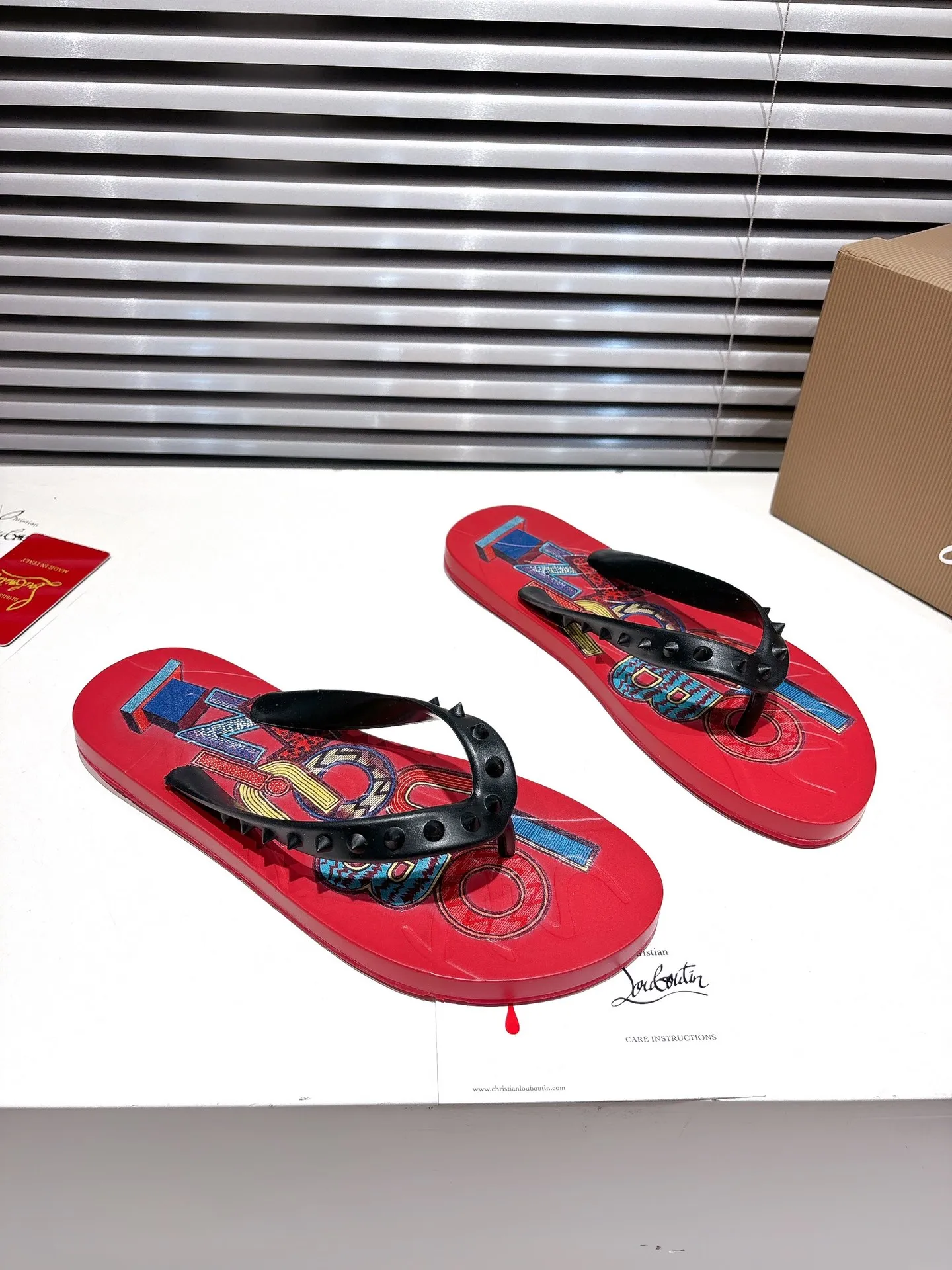 Christian Louboutin レッドプリントビーチサンダル - 画像 (5)