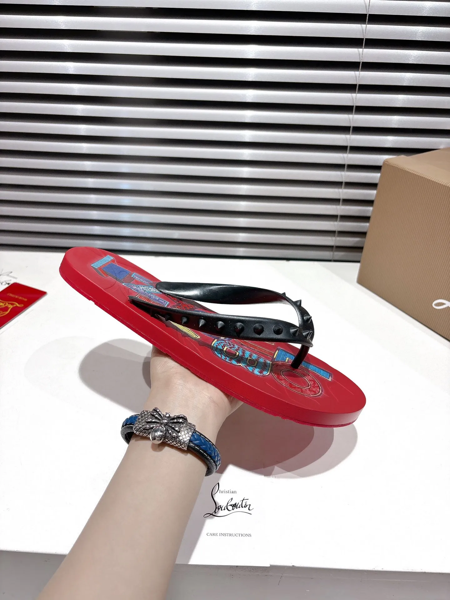 Christian Louboutin レッドプリントビーチサンダル - 画像 (6)