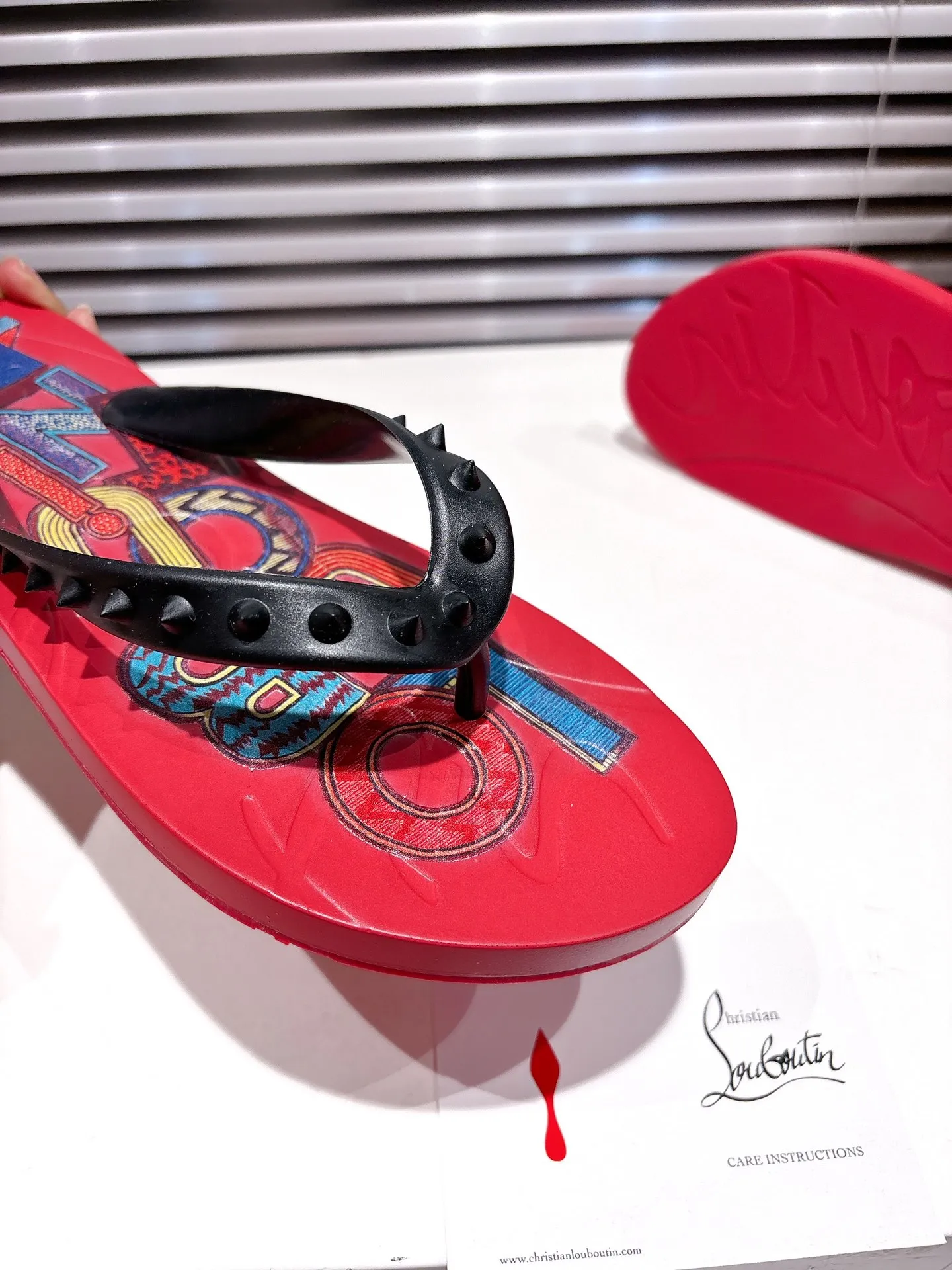 Christian Louboutin レッドプリントビーチサンダル - 画像 (8)
