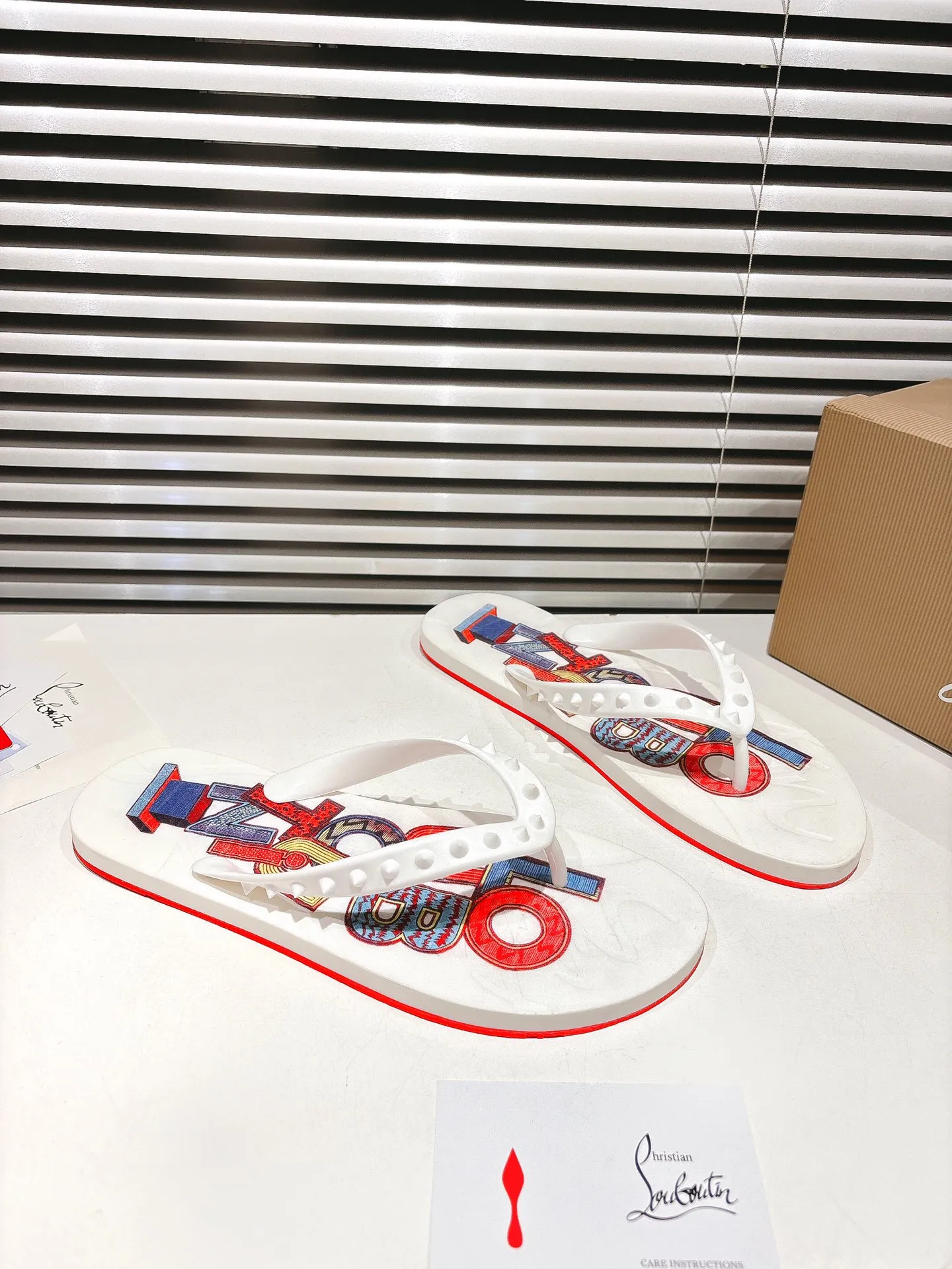 Christian Louboutin ホワイトプリントビーチサンダル - 画像 (4)