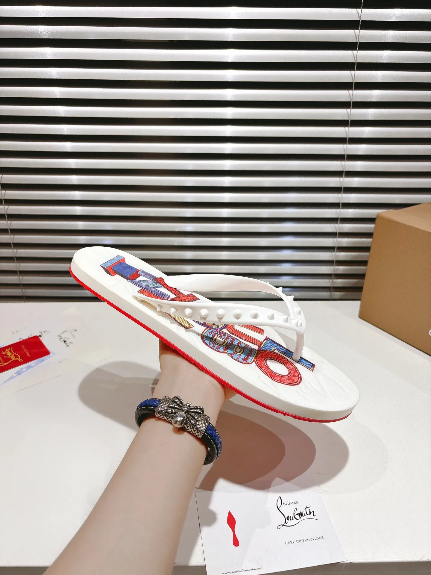 Christian Louboutin ホワイトプリントビーチサンダル - 画像 (5)