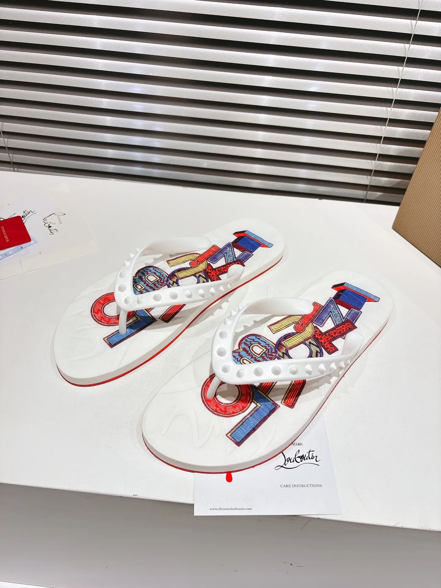 Christian Louboutin ホワイトプリントビーチサンダル - 画像 (6)