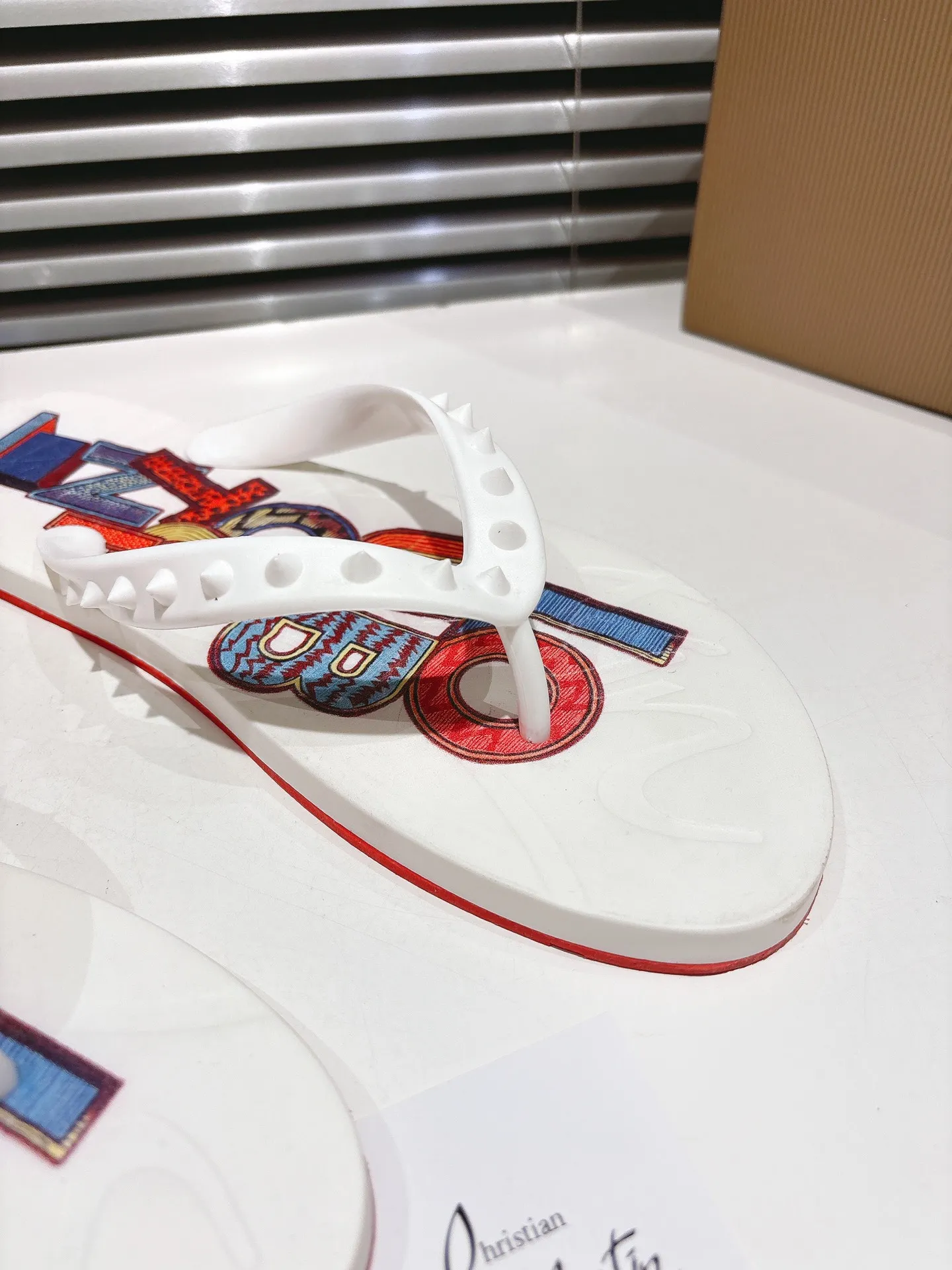 Christian Louboutin ホワイトプリントビーチサンダル - 画像 (7)