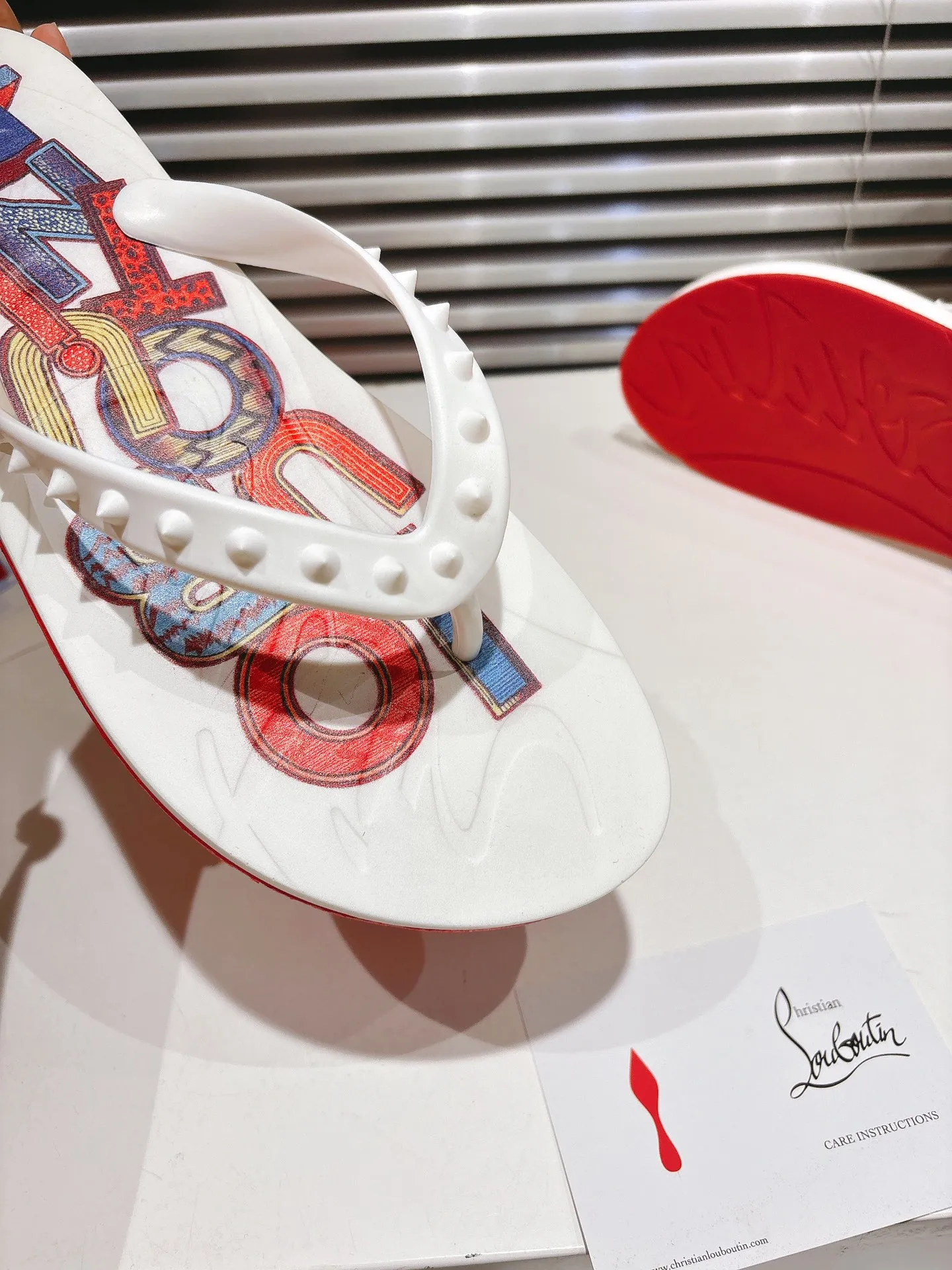 Christian Louboutin ホワイトプリントビーチサンダル - 画像 (10)
