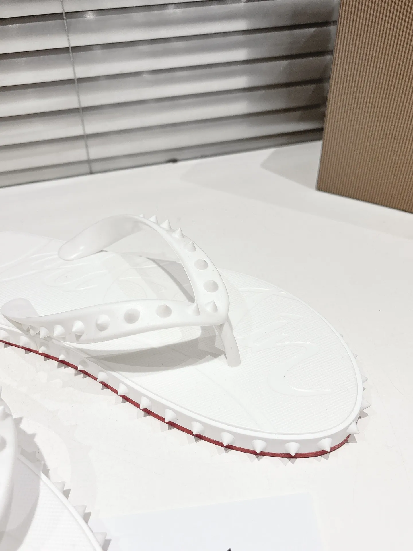 Maison Christian Louboutin ホワイトサンダル ビーチサンダル - 画像 (9)