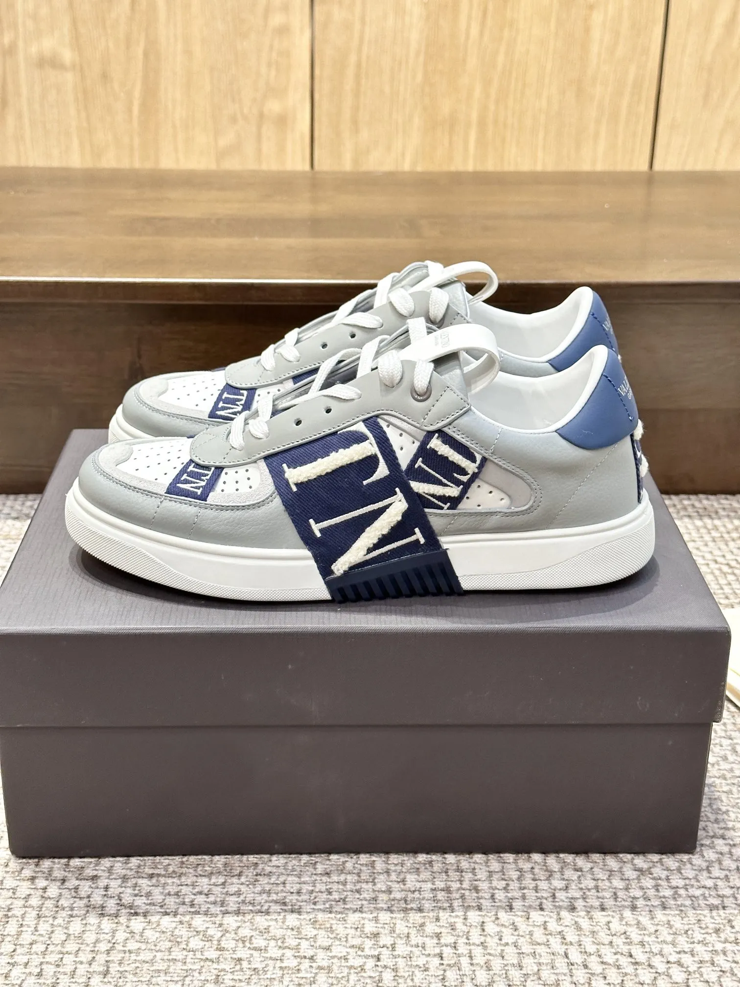 VALENTINO 織帯スニーカー 刺繍シリーズ 白×青 - 画像 (4)