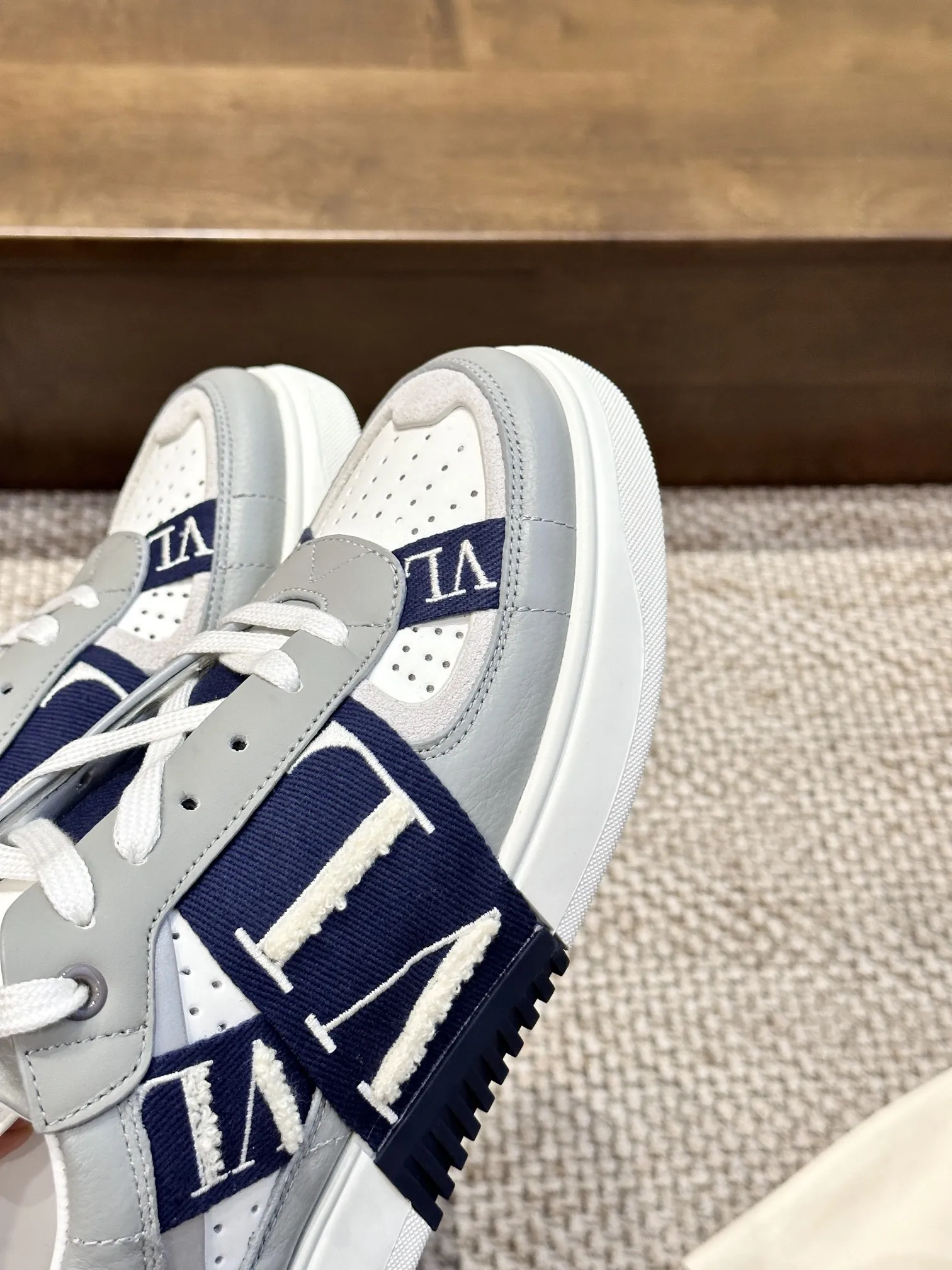 VALENTINO 織帯スニーカー 刺繍シリーズ 白×青 - 画像 (6)