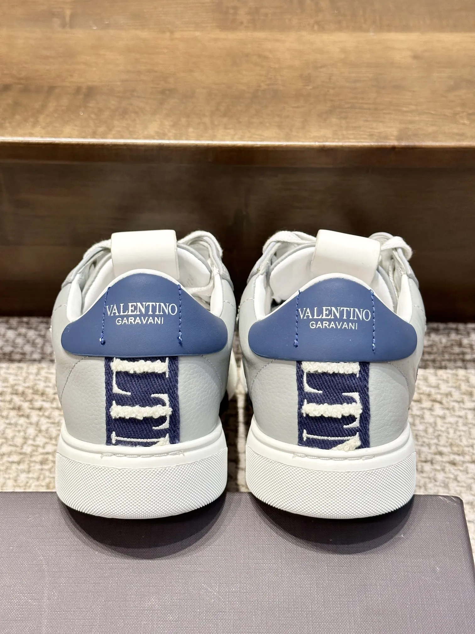 VALENTINO 織帯スニーカー 刺繍シリーズ 白×青 - 画像 (7)