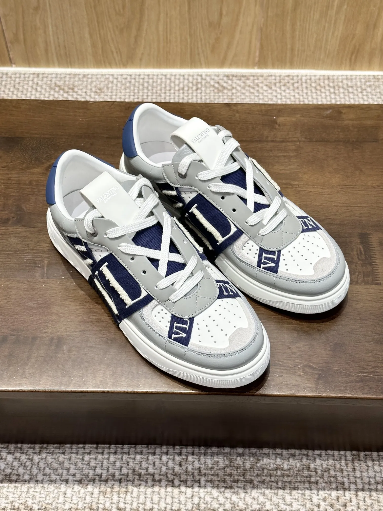 VALENTINO 織帯スニーカー 刺繍シリーズ 白×青 - 画像 (8)