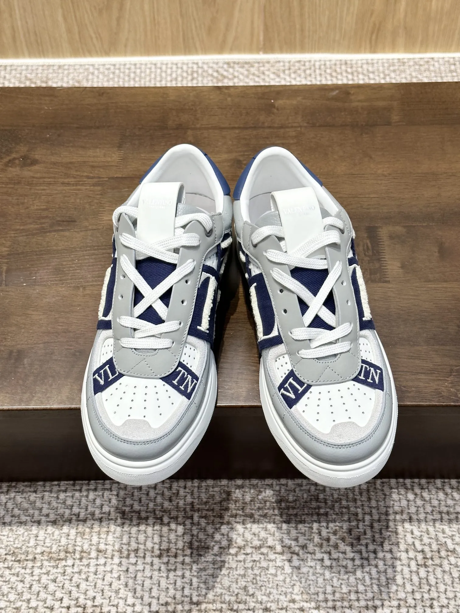 VALENTINO 織帯スニーカー 刺繍シリーズ 白×青 - 画像 (9)