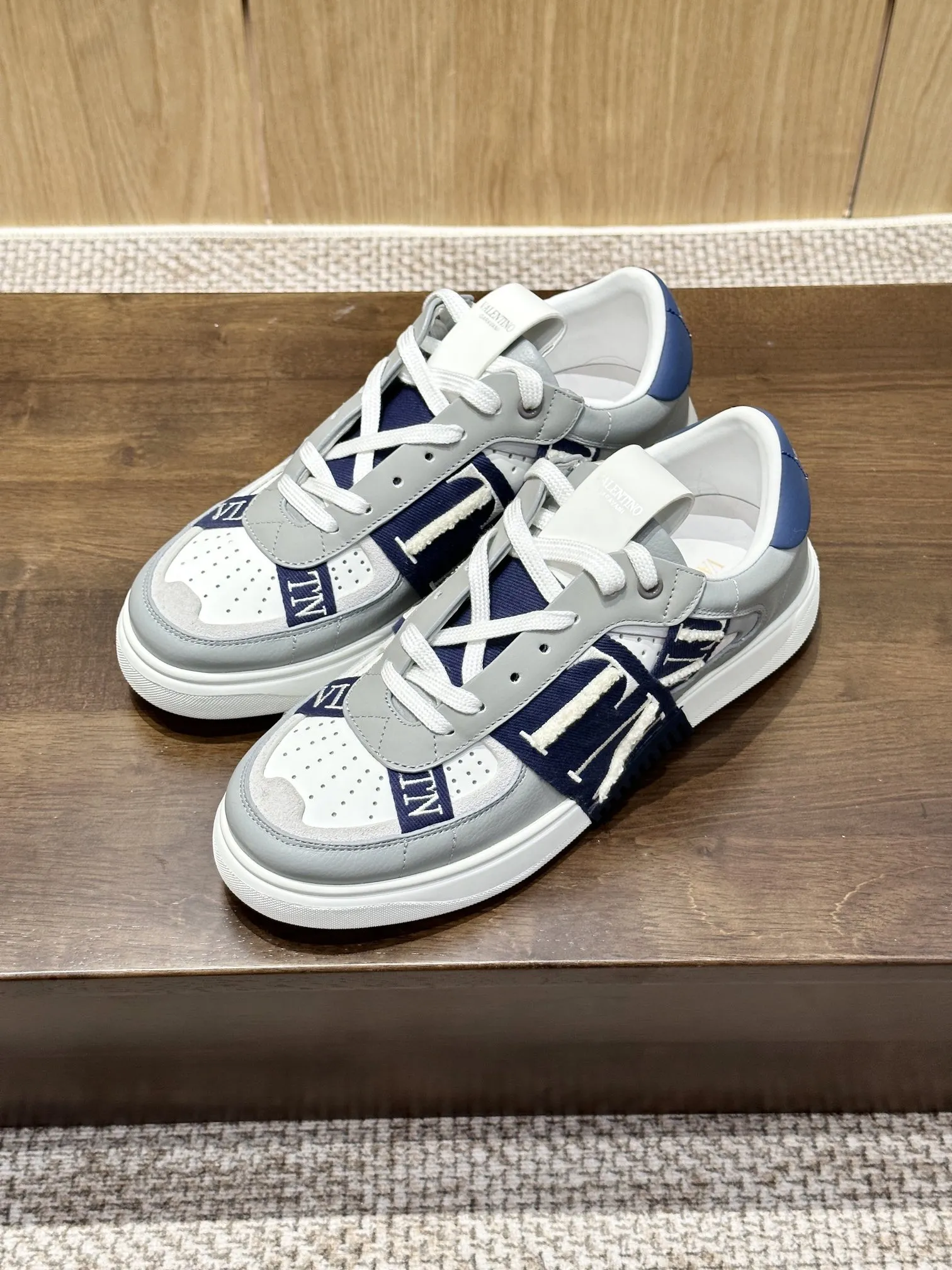 VALENTINO 織帯スニーカー 刺繍シリーズ 白×青 - 画像 (10)