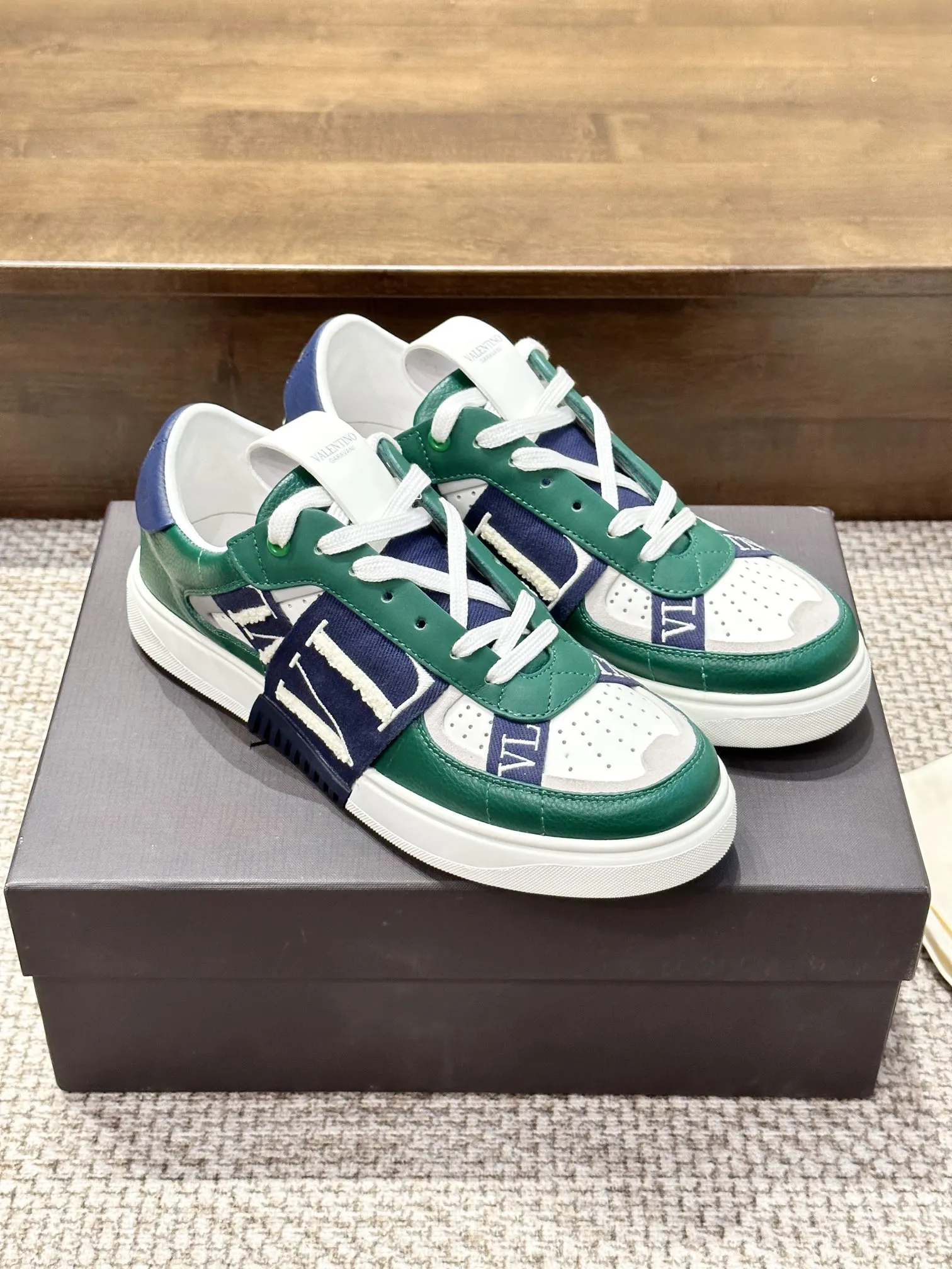 VALENTINO グリーン刺繍織帯スニーカー