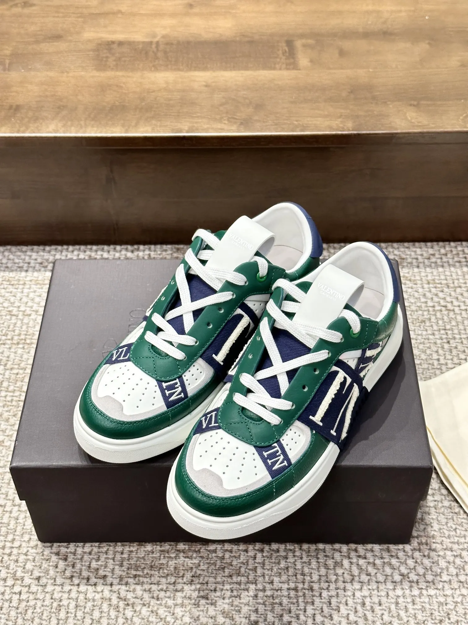 VALENTINO グリーン刺繍織帯スニーカー - 画像 (3)