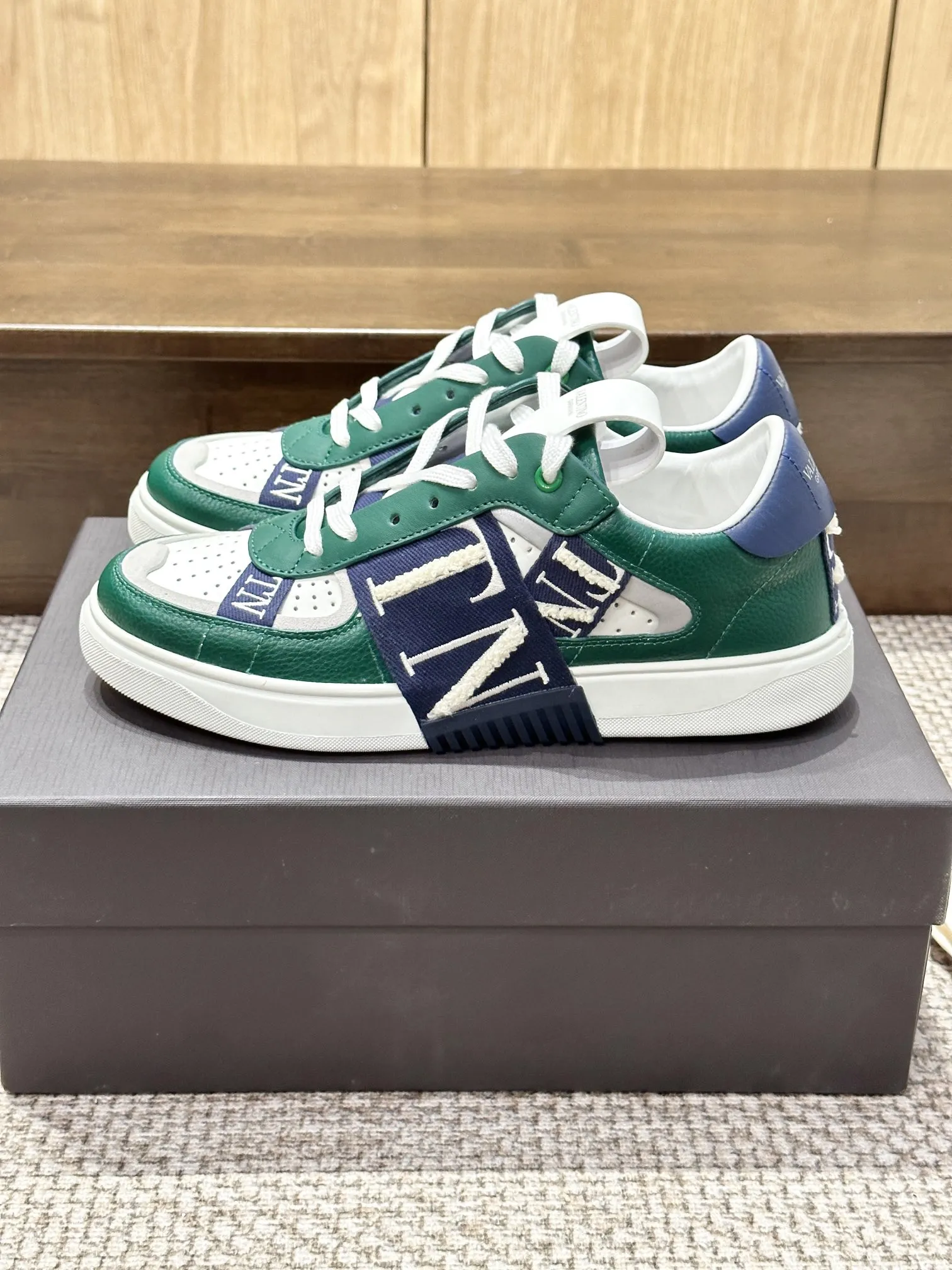 VALENTINO グリーン刺繍織帯スニーカー - 画像 (4)