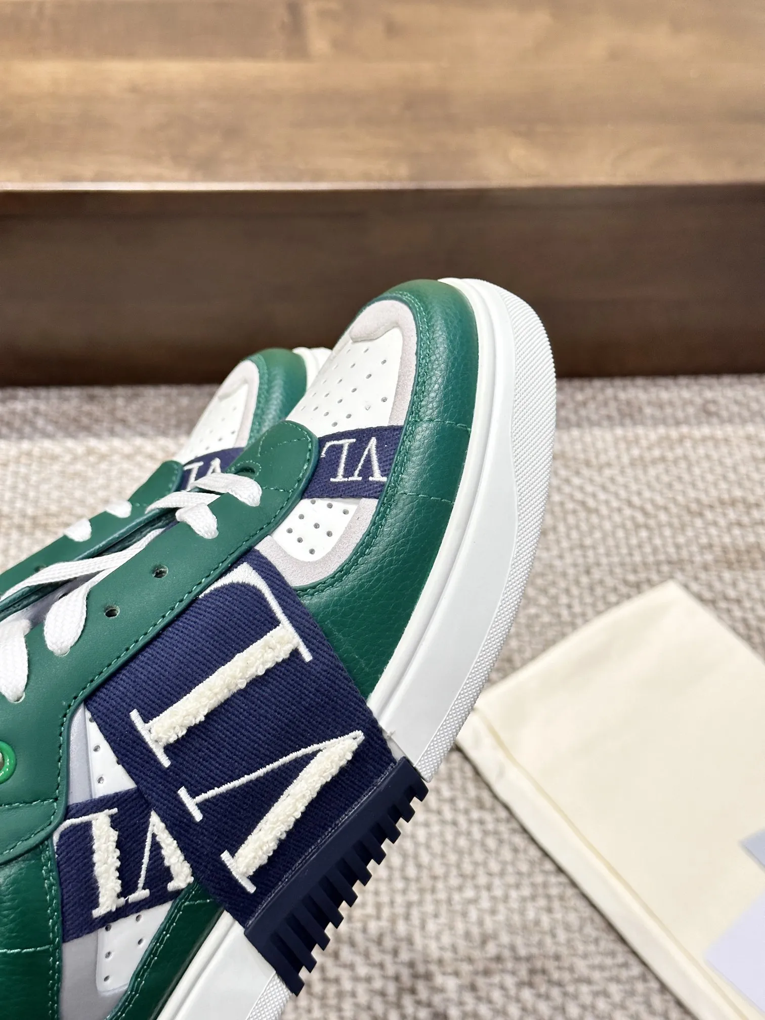 VALENTINO グリーン刺繍織帯スニーカー - 画像 (6)