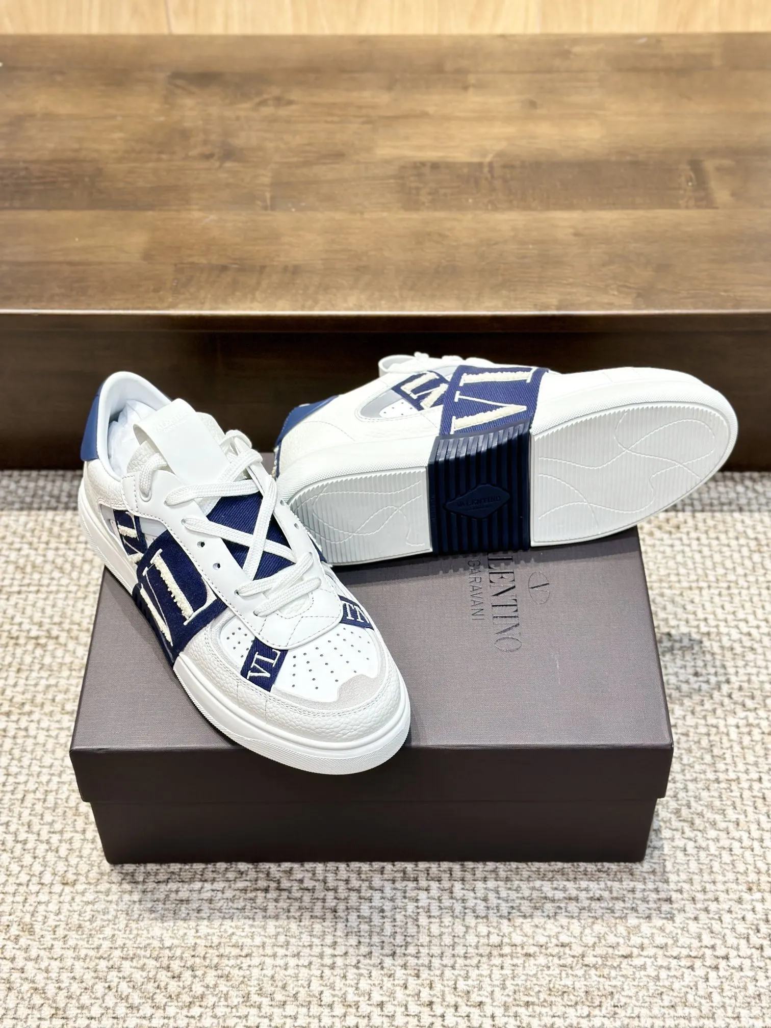 Valentino Garavani 白と青 刺繍スニーカー - 画像 (3)