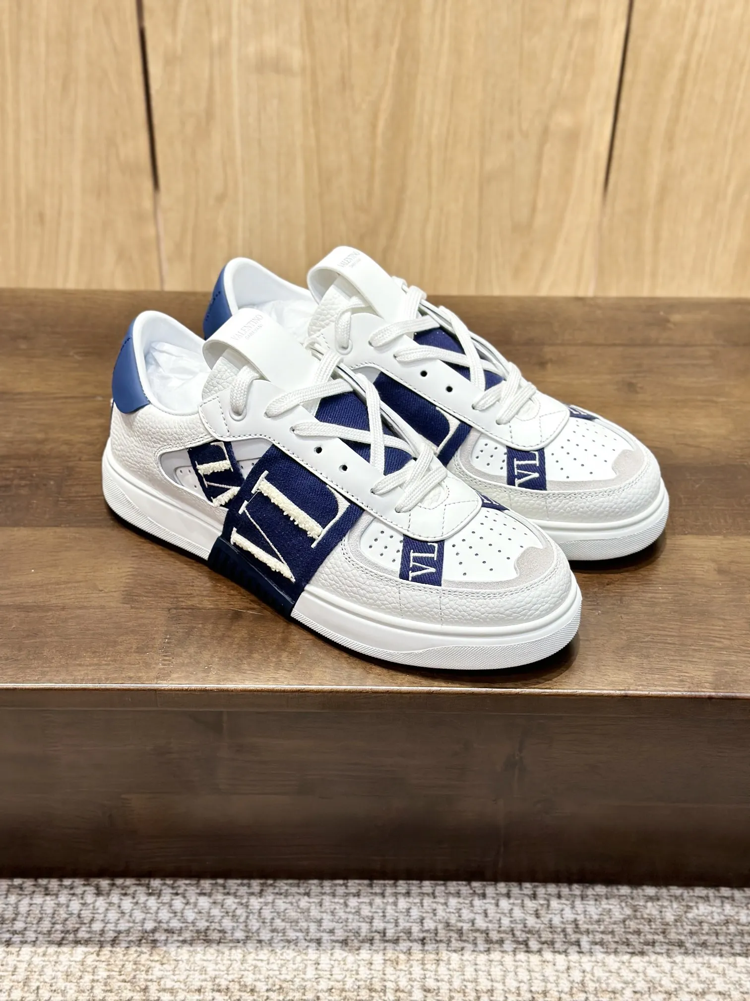 Valentino Garavani 白と青 刺繍スニーカー - 画像 (8)