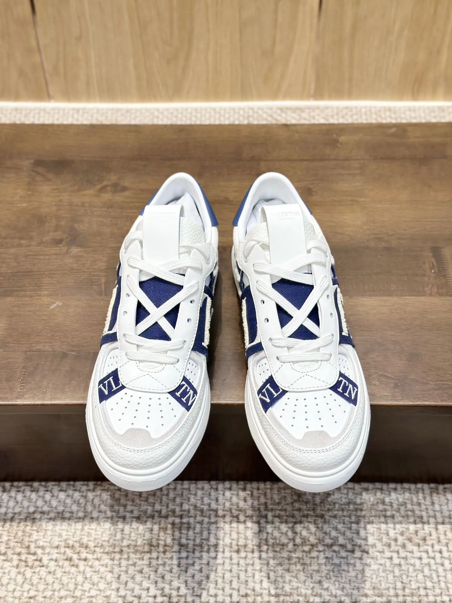 Valentino Garavani 白と青 刺繍スニーカー - 画像 (9)