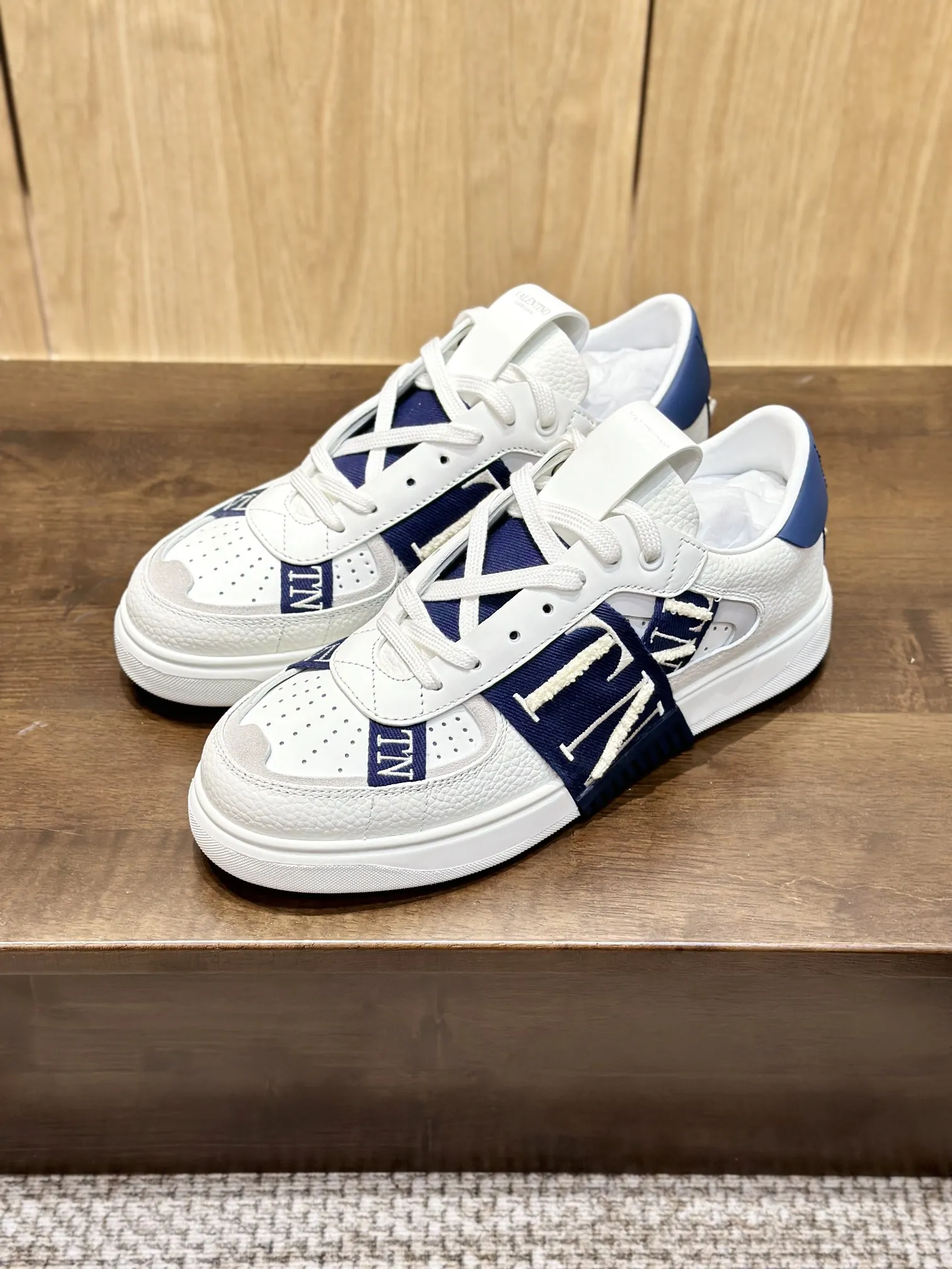 Valentino Garavani 白と青 刺繍スニーカー - 画像 (10)