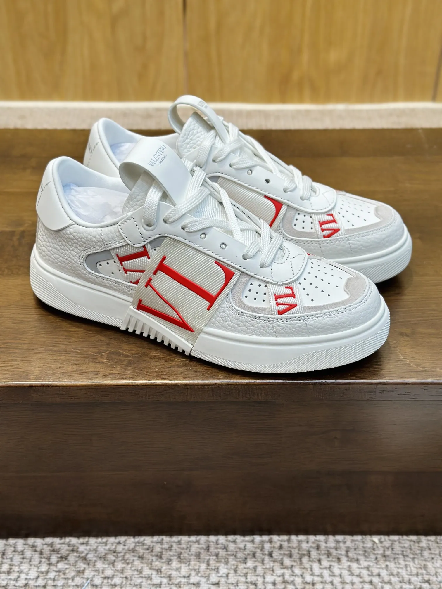 VALENTINOホワイトレッドロゴスニーカー