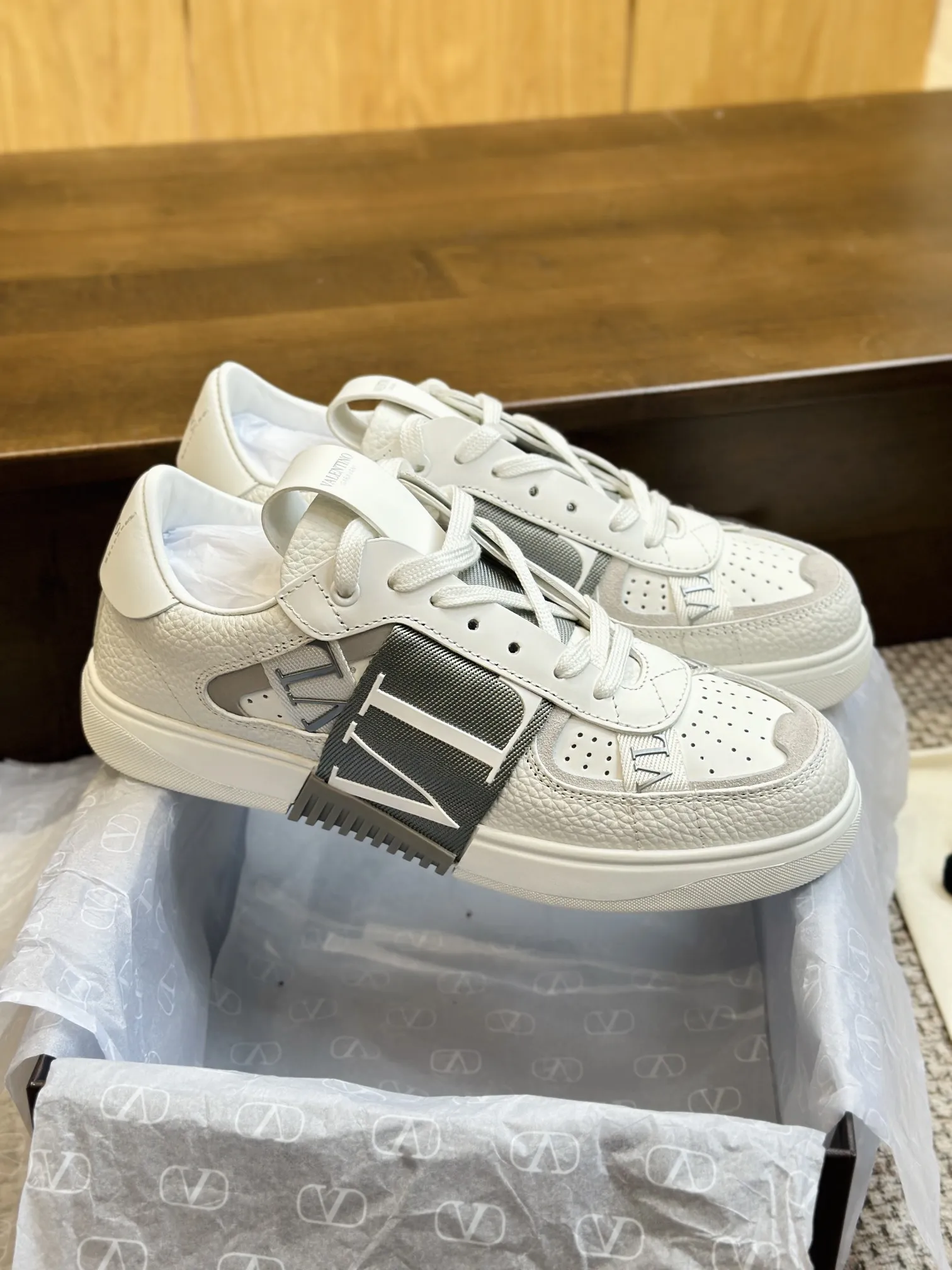 VALENTINOガーリックミルクホワイトスニーカー