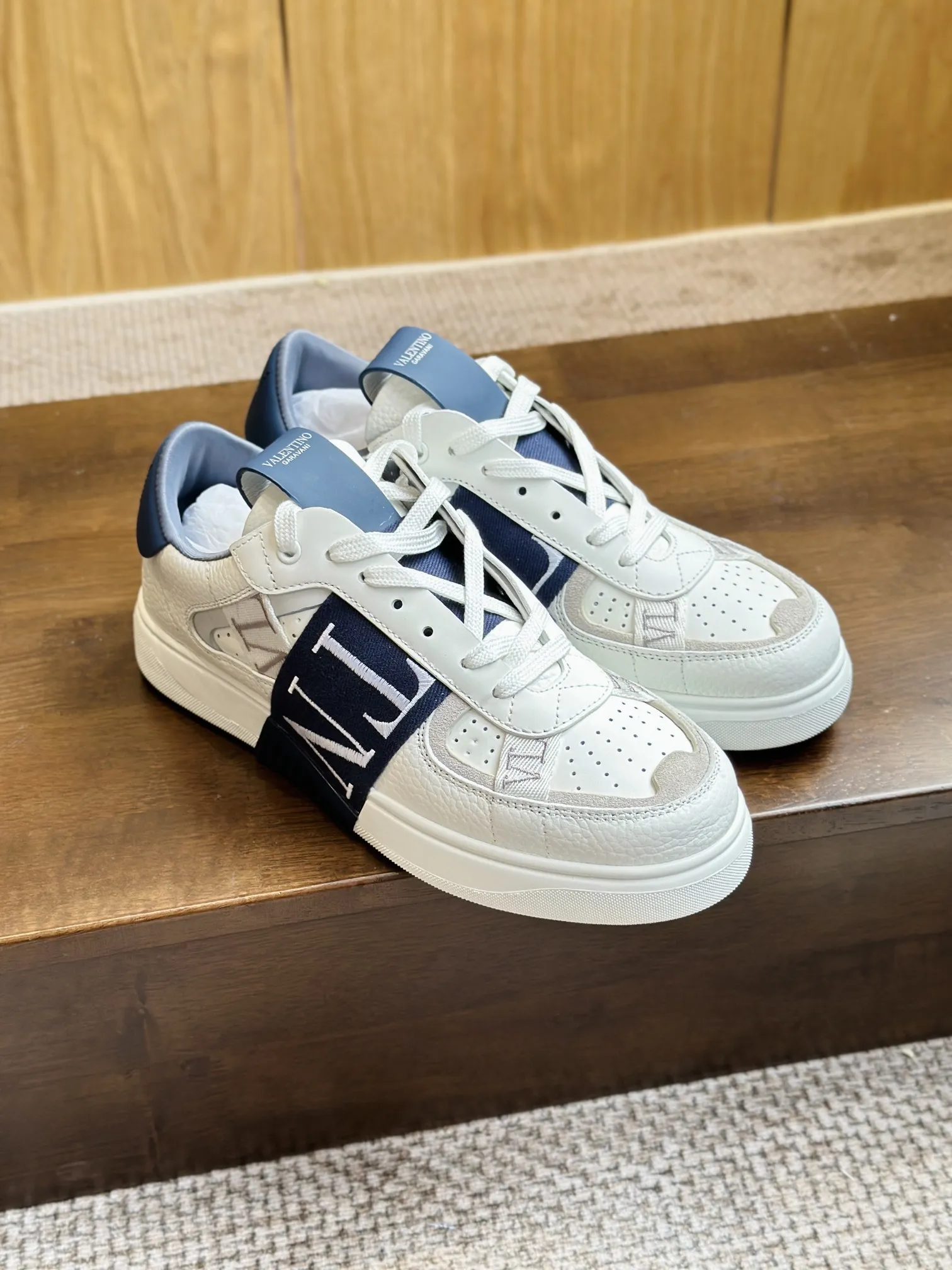 ヴァレンティノガラヴァニ ホワイト 3D織帯スニーカー