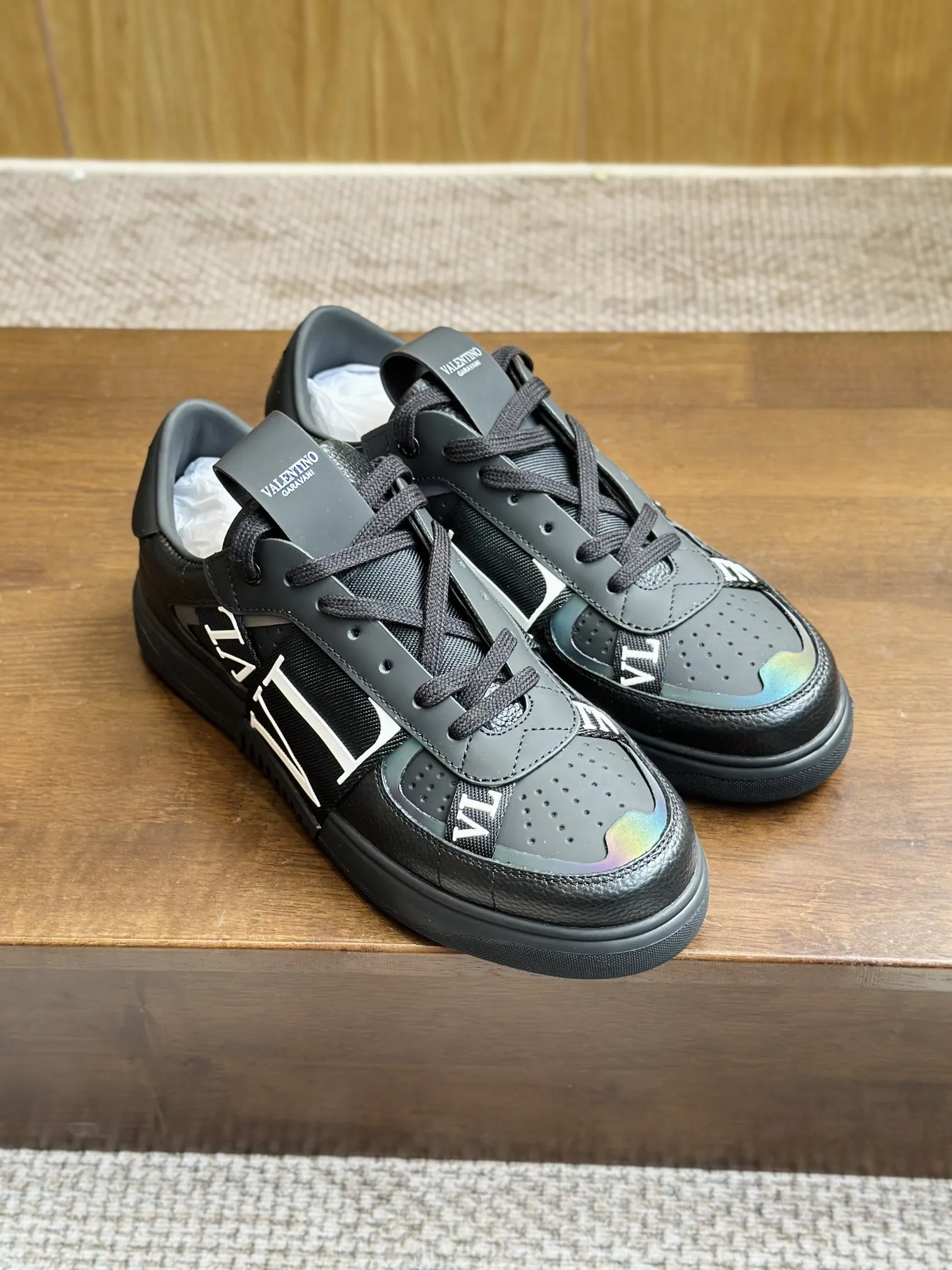 Valentino Garavani ブラックスニーカー カップルスタイル