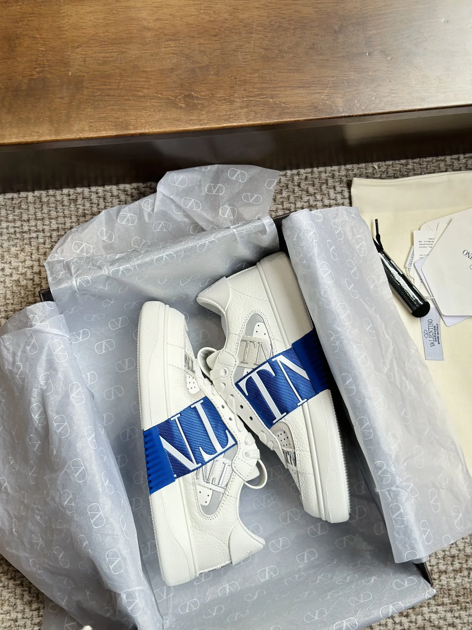 ヴァレンティノガラヴァニ ホワイト 3D織帯スニーカー - 画像 (3)