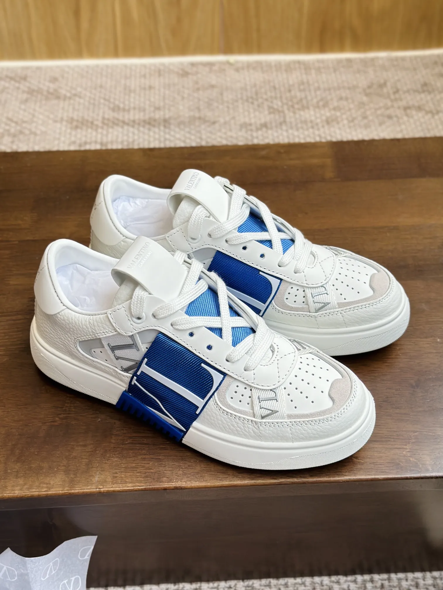 ヴァレンティノガラヴァニ ホワイト 3D織帯スニーカー