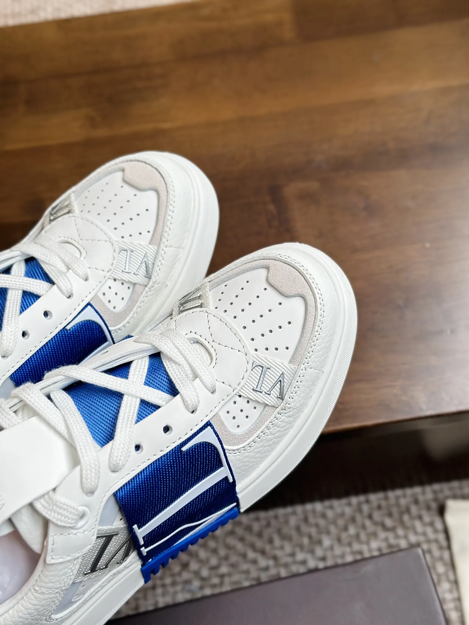 ヴァレンティノガラヴァニ ホワイト 3D織帯スニーカー - 画像 (7)