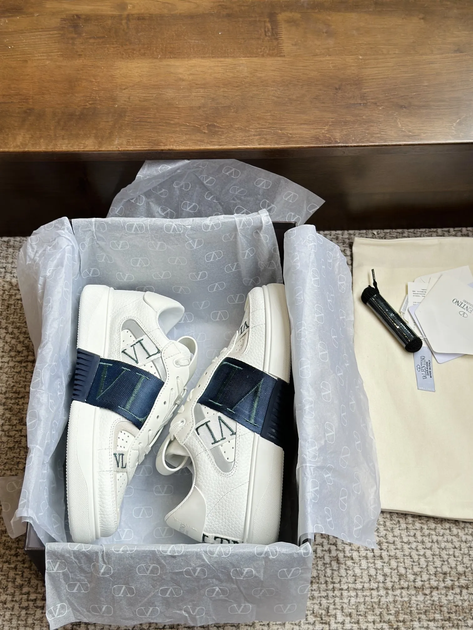 VALENTINOホワイトリリーレザースニーカー