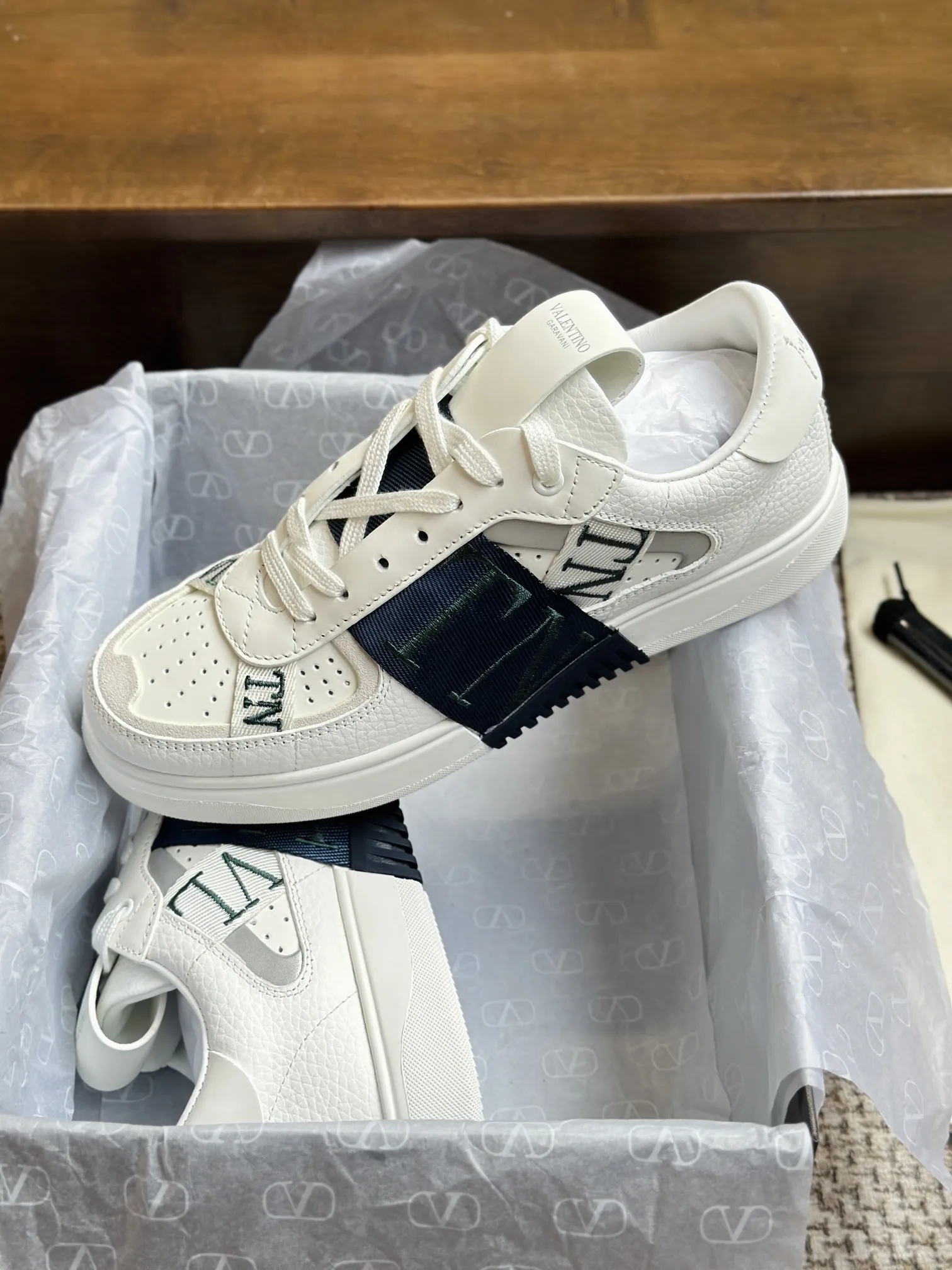 VALENTINOホワイトリリーレザースニーカー - 画像 (3)
