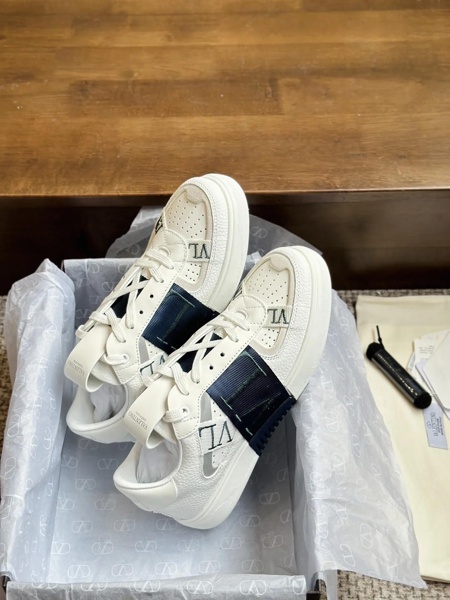 VALENTINOホワイトリリーレザースニーカー - 画像 (4)