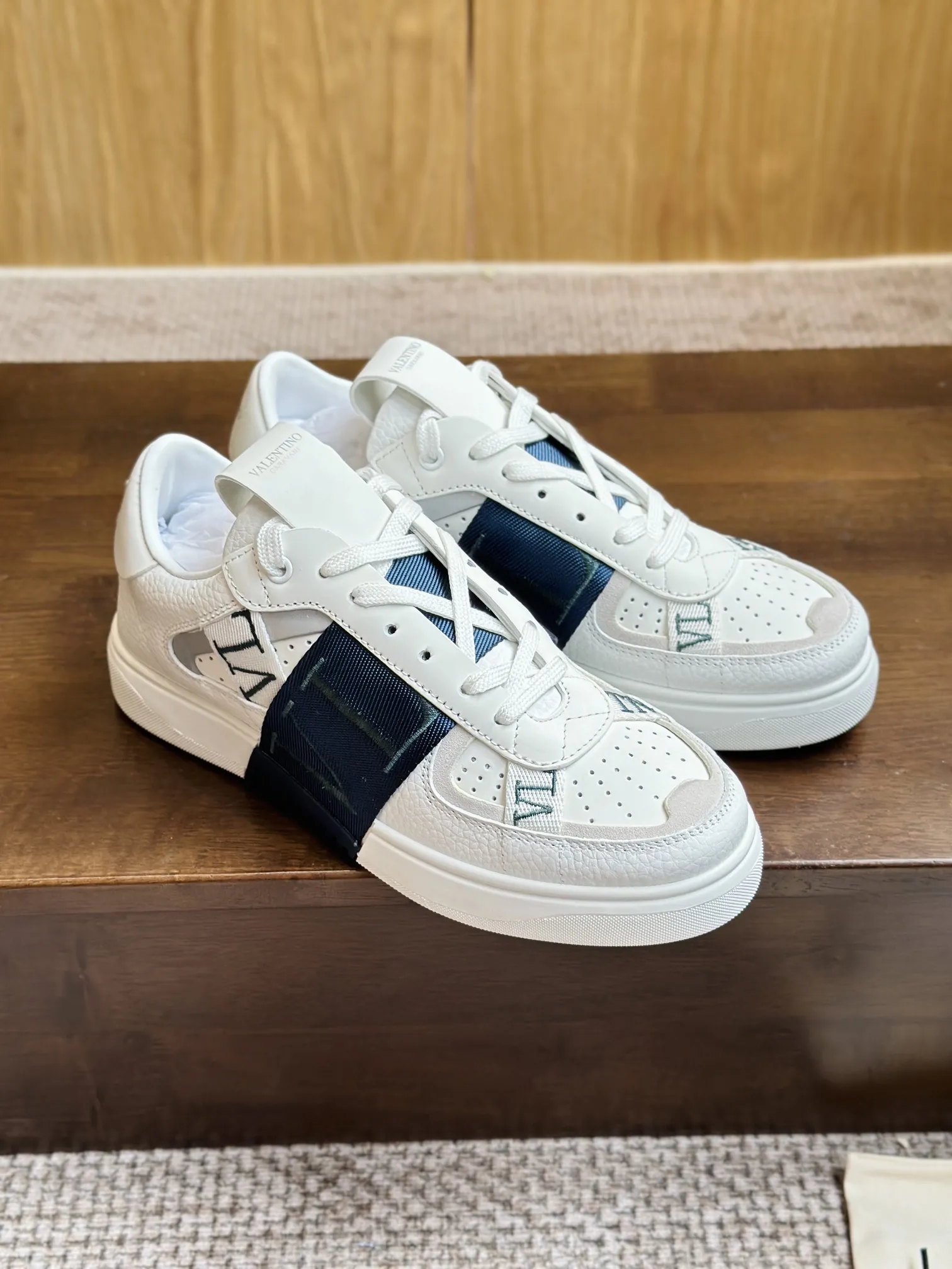 VALENTINOホワイトリリーレザースニーカー - 画像 (5)