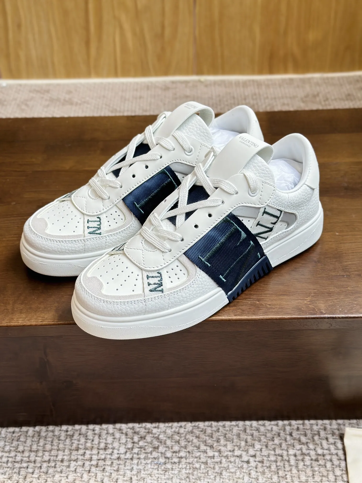 VALENTINOホワイトリリーレザースニーカー - 画像 (6)