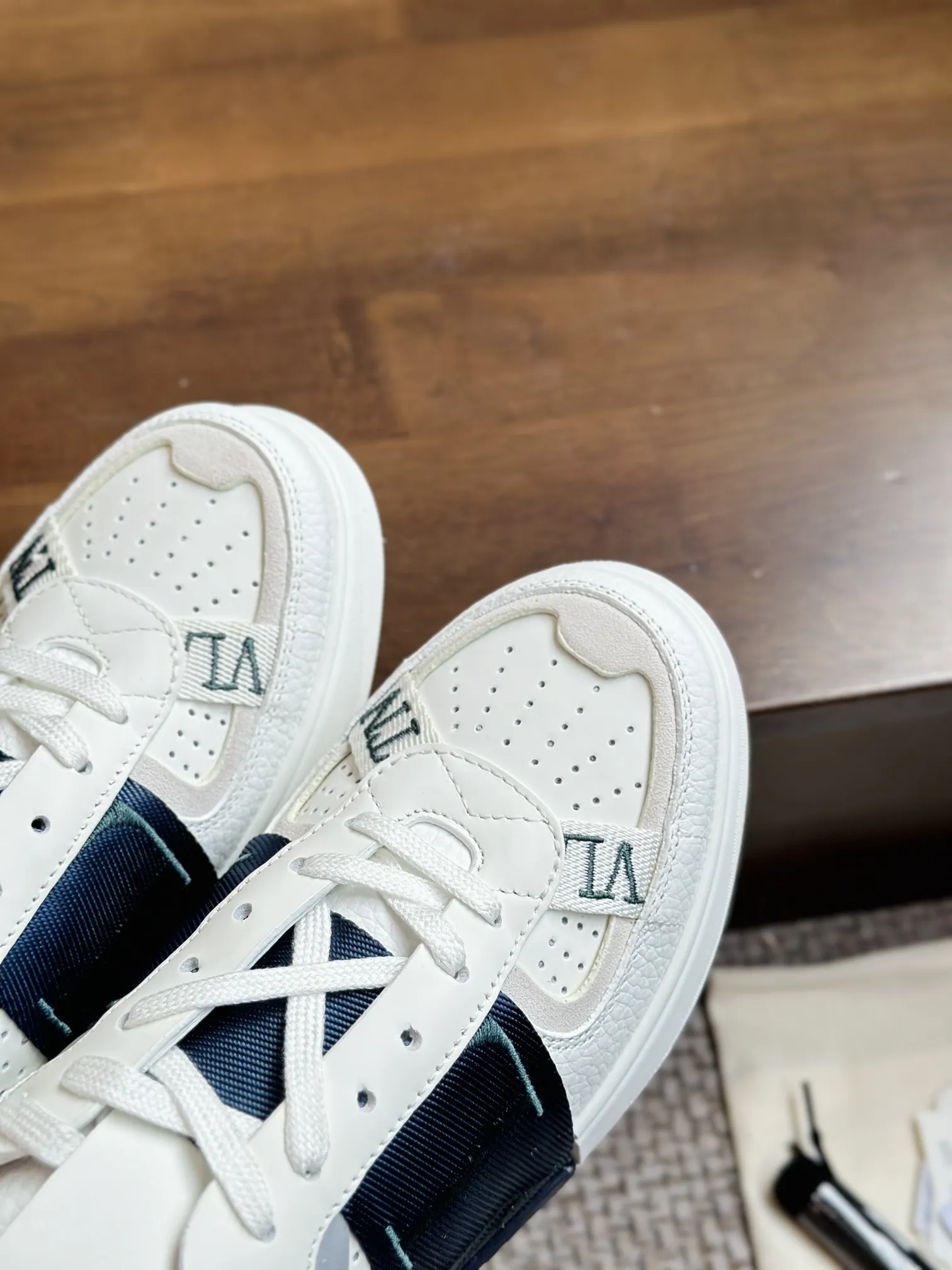 VALENTINOホワイトリリーレザースニーカー - 画像 (7)