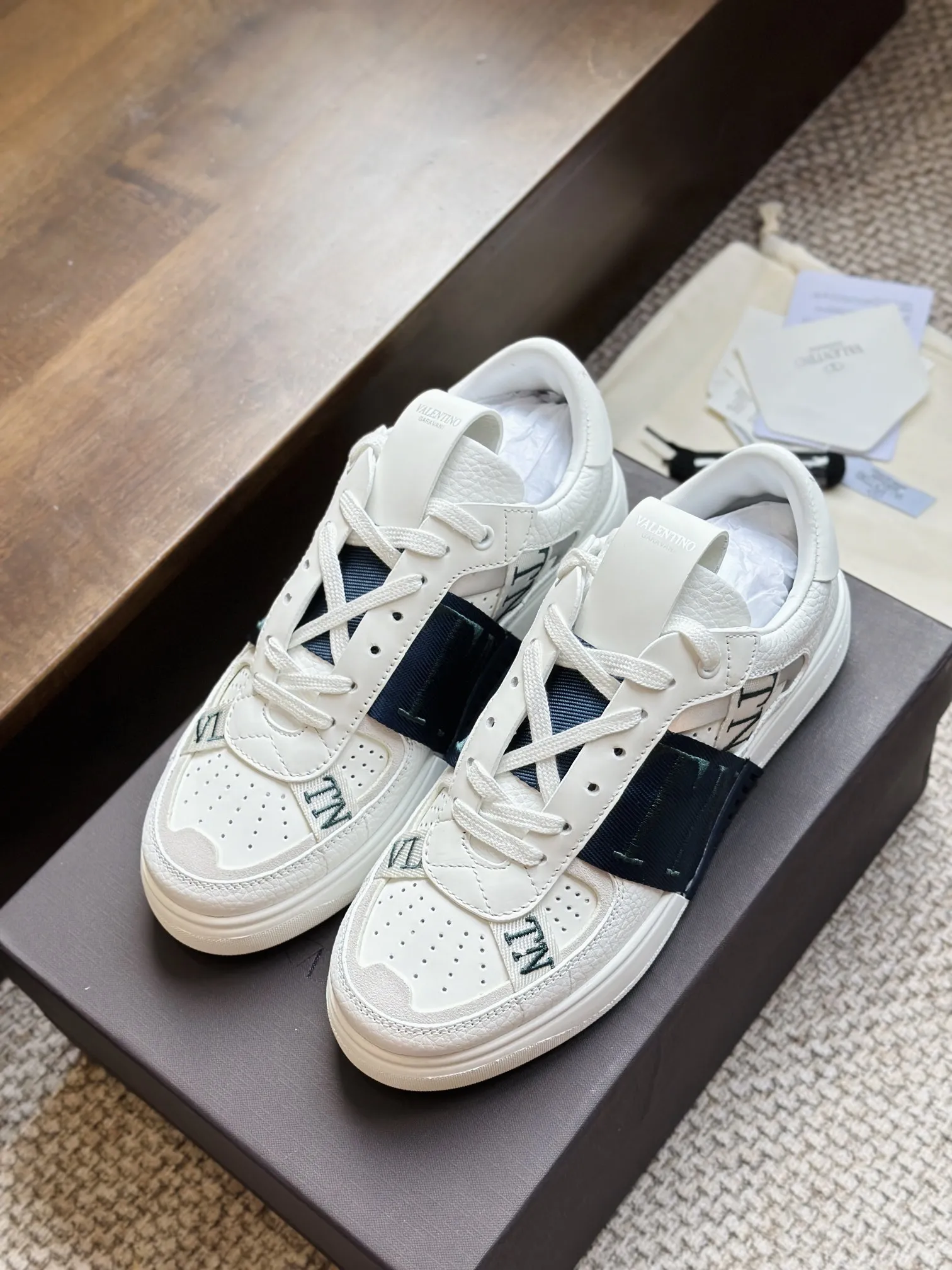 VALENTINOホワイトリリーレザースニーカー - 画像 (8)