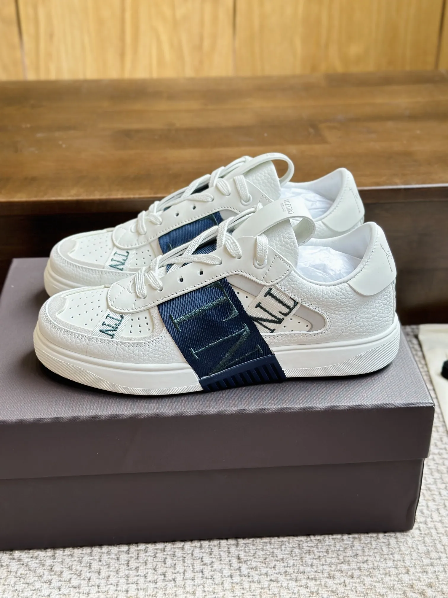 VALENTINOホワイトリリーレザースニーカー - 画像 (9)